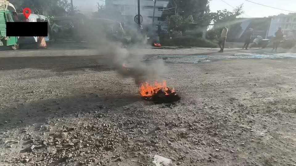 पटना के नौबतपुर में पिकअप ड्राइवर ऑटो सवार की गोली मारकर हुई हत्या के विरोध में बिहटा के विशनभरपुर में आगजनी कर लोगों ने किया सड़क को जाम, सूचना पर पहुंची पुलिस लोगों को समझाने बुझाने के लिए जुटी. #trendingnow #BreakingNews #sadakjaam #bihtapatna #danapurbihta #roadpatna #Driversmurder #Policearrived #nonfollowers