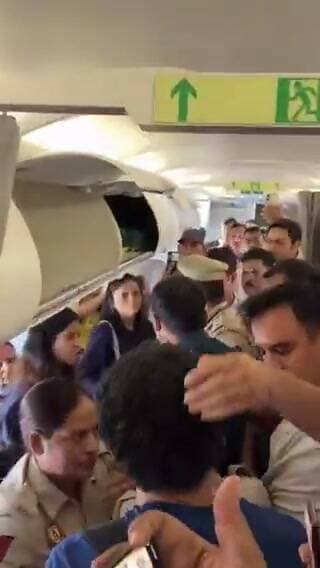 दिल्ली एयरपोर्ट पर विमान के अंदर ही हिरासत में लिए गए अभिजीत दीपके
आशुतोष रांका और सौरव दास भी पुलिस हिरासत में....
#highlightseveryone #paliakalankheri #LakhimpurKheri #followers