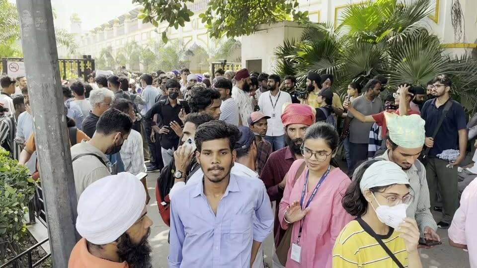 CJP के प्रदर्शन से जुड़ी ताजा खबर, दिन चढ़ने के साथ ही प्रदर्शन पकड़ने लगा जोर, भारी संख्या में जुटने लगे युवा।
#cjp #JantarMantar #protest #BreakingNews