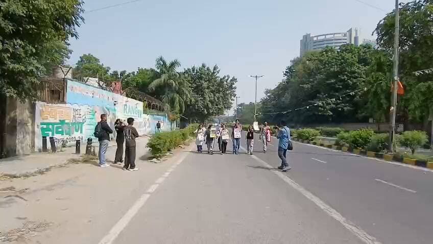 CJP के प्रदर्शन से जुड़ी ताजा खबर, दिन चढ़ने के साथ ही प्रदर्शन पकड़ने लगा जोर, भारी संख्या में जुटने लगे युवा।
#cjp #JantarMantar #protest #cockroach