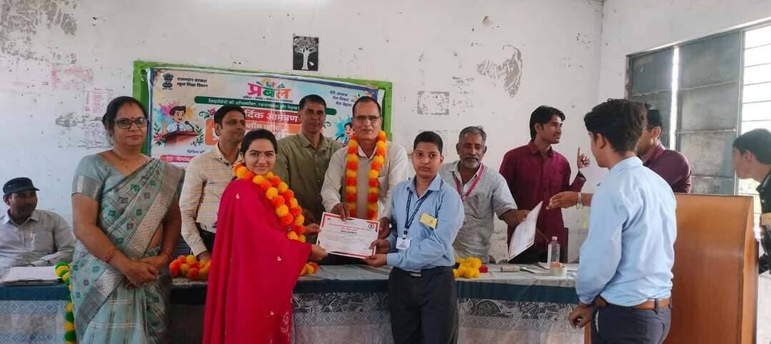ब्लॉक स्तरीय ‘प्रबल’ कार्यक्रम एवं नो-बैग डे गतिविधियों का उत्साहपूर्वक आयोजन
डीडवाना। स्थानीय पीएम श्री सोन देवी बांगड़ राजकीय बालिका उच्च माध्यमिक विद्यालय में ब्लॉक स्तरीय 'प्रबल' कार्यक्रम एवं शनिवार 'नो बैग डे' के तहत विविध शैक्षणिक व खेल गतिविधियों का भव्य आयोजन किया गया।कार्यक्रम के संयोजक एवं विद्यालय के प्रधानाचार्य पवन कुमार शास्त्री ने बताया कि प्रबल कार्यक्रम के अंतर्गत ब्लॉक क्षेत्र के प्रत्येक विद्यालय से एक छात्र एवं एक छात्रा ने भाग लिया। प्रतियोगिता के तहत आयोजित आशु भाषण प्रतियोगिता में विद्यार्थियों ने अपनी अभिव्यक्ति क्षमता का शानदार प्रदर्शन किया।आशु भाषण प्रतियोगिता के छात्र वर्ग में राजकीय उच्च माध्यमिक विद्यालय थाणू के राजेन्द्र तथा छात्रा वर्ग में राजकीय उच्च माध्यमिक विद्यालय कलवाणी की प्रियांशी स्वामी ने प्रथम स्थान प्राप्त कर ब्लॉक स्तर पर श्रेष्ठता हासिल की। दोनों विजेता संभागियों को एसीबीईओ हरवीर सिंह जाखड़ द्वारा प्रशस्ति पत्र, माल्यार्पण, स्मृति चिन्ह एवं ₹1,000 की नकद राशि प्रदान कर सम्मानित किया गया। कार्यक्रम में पधारे सभी टीम प्रभारियों का भी माला पहनाकर आत्मीय स्वागत किया गया।प्रतियोगिता के सफल संचालन एवं मूल्यांकन में बांगड़ डीडवाना के प्राचार्य गणपत लाल जांगिड़, राउमावि दादुबासनी के प्राचार्य प्रमोद जोशी, सीबीईओ कार्यालय के आरपी राजेन्द्र योगी, प्रवीण कुमार थालौड़ एवं छात्रा प्रतिनिधि भूमिका टाक ने निर्णायक की भूमिका निभाई।नो-बैग डे के अवसर पर विद्यालय का प्रथम सत्र योग एवं ध्यान के साथ शुरू हुआ। इसके पश्चात हाल ही में आयोजित विभिन्न खेल प्रतियोगिताओं (हैंडबॉल, नेटबॉल, बास्केटबॉल एवं कराटे) की विजेता टीमों और उनके दल प्रभारियों किरण कंवर, संतोष कुमारी, अंजू वर्मा, अंतिम शर्मा, पृथ्वीराज चौहान तथा सलामत अली का माल्यार्पण कर अभिनंदन किया गया।द्वितीय सत्र में विद्यार्थियों के बीच पारम्परिक खेल रस्साकस्सी का आयोजन हुआ। इसके साथ ही आगामी दीपावली पर्व को ध्यान में रखते हुए विद्यार्थियों को कबाड़ व अनुपयोगी वस्तुओं (वेस्ट मटेरियल) से सुंदर एवं उपयोगी सामान बनाने का प्रशिक्षण दिया गया। इस दौरान विद्यालय का समस्त स्टाफ एवं विद्यार्थी उपस्थित रहे।