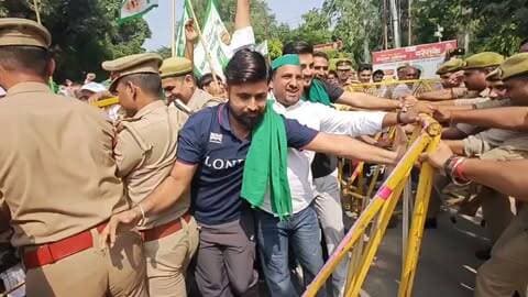 भाकियू नेता राकेश टिकैत के आह्वान पर मेरठ में जिलाध्यक्ष अनुराग चौधरी के नेतृत्व में मेरठ में प्रदर्शन।
#saveindianews #RakeshTikait #BKU #protest