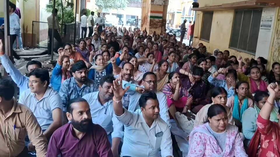 समस्त स्वास्थ्य संविदा कर्मी सीएमओ ऑफिस में बैठ गए धरने पर क्या है उनकी समस्या क्यों इनको धरने पर बैठने की जरूरत पड़ गई है यह सब जानने के लिए देखिए रिपोर्ट शाहजहांपुर उत्तर प्रदेश