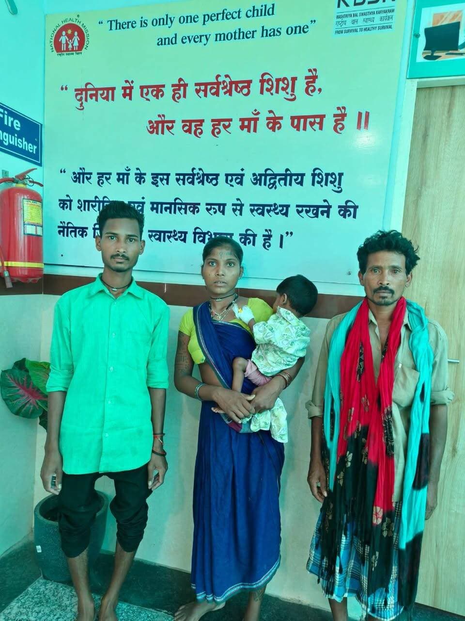 #बालाघाट
दुनिया में हर मां के लिए उसका बच्चा सर्वश्रेष्ठ, माड़ी के डेढ़ वर्षीय सोन सिंग को मिली नई जिंदगी
आरबीएसके और मुख्यमंत्री बाल हृदय उपचार योजना से निःशुल्क हुई हार्ट सर्जरी, स्वस्थ होकर घर लौटा मासूम
दुनिया में हर मां के लिए उसका बच्चा सबसे अनमोल और सर्वश्रेष्ठ होता है। मां की आंखों में अपने बच्चे के स्वस्थ भविष्य के सपने होते हैं, लेकिन जब वही बच्चा किसी गंभीर बीमारी से जूझता है, तो पूरा परिवार चिंता में डूब जाता है। ऐसे कठिन समय में यदि शासन की जनकल्याणकारी योजना सहारा बन जाए और बच्चे को नया जीवन मिल जाए, तो यह किसी वरदान से कम नहीं होता। कुछ ऐसी ही भावुक और प्रेरणादायी कहानी है बालाघाट जिले के बैहर विकासखंड के ग्राम माड़ी निवासी डेढ़ वर्षीय सोन सिंग मरकाम की, जो हृदय रोग से पीड़ित था। राष्ट्रीय बाल स्वास्थ्य कार्यक्रम (आरबीएसके) और मुख्यमंत्री बाल हृदय उपचार योजना के माध्यम से मासूम की हार्ट सर्जरी पूरी तरह निःशुल्क कराई गई। अब सोन सिंग स्वस्थ है और अपने परिवार के बीच लौट आया है।
आरबीएसके ने समय पर पहचानी बीमारी
ग्राम माड़ी निवासी सोन सिंग मरकाम बार-बार बीमार पड़ रहा था। बच्चे की परेशानी को गंभीरता से लेते हुए आरबीएसके की चिकित्सक डॉ. भारती ठाकरे ने उसकी बीमारी का चिन्हांकन किया। बेहतर उपचार के लिए उसे जिला चिकित्सालय बालाघाट में भर्ती कराया गया। यहां सिविल सर्जन डॉ. निलय जैन ने बच्चे का परीक्षण किया और हृदय रोग की गंभीरता को देखते हुए तत्काल विशेषज्ञ उपचार एवं सर्जरी कराने की सलाह दी।
कलेक्टर श्री कुमार सत्यम के निर्देशन तथा मुख्य चिकित्सा एवं स्वास्थ्य अधिकारी डॉ. शत्रुघ्न दहिया के मार्गदर्शन में बच्चे के उपचार की प्रक्रिया को आगे बढ़ाया गया। 6 अक्टूबर को आयोजित शिविर में सोन सिंग की ईको जांच कराई गई। जांच के आधार पर उसे पीडीए डिवाइस क्लोजर प्रक्रिया से उपचारित करने की सलाह दी गई।
योजना ने उठाया 75 हजार रुपये के उपचार का खर्च
मासूम के बेहतर उपचार में आर्थिक परेशानी बाधा न बने, इसके लिए मुख्यमंत्री बाल हृदय उपचार योजना के अंतर्गत 7 अक्टूबर को 75 हजार रुपये की उपचार राशि स्वीकृत की गई। इसी दिन बच्चे को आगे के उपचार के लिए जबलपुर भेजा गया। वहां 8 अक्टूबर को उसकी हृदय सर्जरी सफलतापूर्वक की गई।
सर्जरी के बाद बच्चे के स्वास्थ्य में सुधार हुआ और चिकित्सकों की देखरेख में वह तेजी से स्वस्थ होने लगा। 10 अक्टूबर को उसे अस्पताल से सफलतापूर्वक डिस्चार्ज कर दिया गया। जिस बच्चे की बार-बार बिगड़ती तबीयत से परिवार चिंतित रहता था, उसे स्वस्थ देखकर परिजनों के चेहरे पर खुशी लौट आई।
108 एंबुलेंस से जबलपुर पहुंचा मासूम, कैशलेस हुआ उपचार
बच्चे के उपचार से लेकर अस्पताल तक पहुंचाने और अन्य आवश्यक व्यवस्थाओं में जिला शीघ्र हस्तक्षेप प्रबंधक, आरबीएसके श्री राजाराम चक्रवर्ती ने महत्वपूर्ण भूमिका निभाई। उन्होंने उपचार की समुचित व्यवस्था सुनिश्चित करने के लिए आवश्यक तैयारियां कराईं। सोन सिंग को 108 एंबुलेंस के माध्यम से जबलपुर भेजा गया और योजना के अंतर्गत उसका कैशलेस उपचार कराया गया। सर्जरी के बाद स्वस्थ होने पर बच्चे को वापस घर भेजने की व्यवस्था भी सुनिश्चित की गई।
शासन की योजना बनी परिवार की सबसे बड़ी उम्मीद
सोन सिंग के परिजनों ने बच्चे के सफल उपचार पर मध्यप्रदेश शासन, जिला प्रशासन और स्वास्थ्य विभाग के प्रति आभार व्यक्त किया। उन्होंने कहा कि मुख्यमंत्री बाल हृदय उपचार योजना जरूरतमंद परिवारों के लिए बेहद लाभकारी है। इस योजना के कारण उनके बच्चे का पूरा उपचार निःशुल्क हो सका और उन्हें इलाज के खर्च की चिंता नहीं करनी पड़ी।
सोन सिंग की यह कहानी बताती है कि समय पर बीमारी की पहचान, स्वास्थ्य विभाग की तत्परता और शासन की जनकल्याणकारी योजनाएं मिलकर किसी परिवार की सबसे बड़ी चिंता को खुशियों में बदल सकती हैं। डेढ़ वर्षीय सोन सिंग का स्वस्थ होकर घर लौटना केवल एक सफल सर्जरी नहीं, बल्कि एक मां की उम्मीदों, परिवार की खुशियों और मासूम के बेहतर भविष्य की नई शुरुआत है।
#CMMadhyaPradesh
#healthminmp
#JansamparkMP