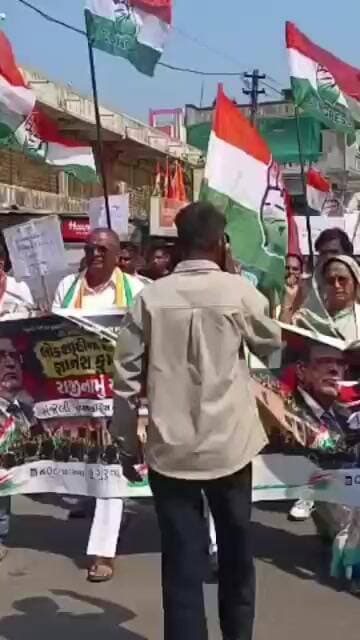 સંજેલીમાં કોંગ્રેસની વિરોધ રેલી મોદી તુને ક્યા કીયા ના નારાઓ સાથે રેલી યોજાય હતી..