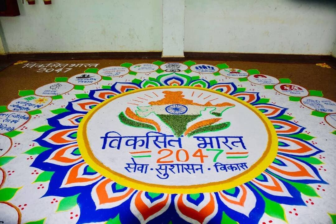 सेवा संकल्प अभियान के तहत ‘सेवा के रंग, राष्ट्र के संग’ थीम पर आयोजित जिला स्तरीय रंगोली प्रदर्शनी में विद्यार्थियों ने प्राकृतिक सामग्री से 20×20 फीट की विशाल रंगोली बनाकर अपनी रचनात्मक प्रतिभा का प्रदर्शन किया।
रंगोली के माध्यम से शासन की जनकल्याणकारी योजनाओं एवं विकसित भारत का संदेश दिया गया। समापन अवसर पर प्रतिभागी विद्यार्थियों को प्रमाण-पत्र वितरित किए गए।
#SevaSankalpAbhiyan #SevaKeRangRashtraKeSang #ViksitBharat #YouthEmpowerment #Kabirdham