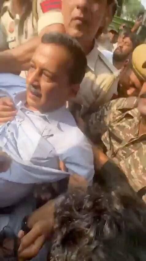 दिल्ली पुलिस ने अरविंद केजरीवाल को कुछ इस तरह से हिरासत में लिया।