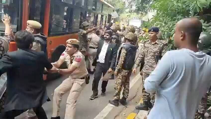 सुप्रीम कोर्ट के वकीलों के साथ बदसलूकी ?
चेंबर परिसर में जबरन घसीटा गया। वकीलों ने चीफ जस्टिस सूर्यकांत से तत्काल सुनवाई करने को कहा !
वकीलों में भारी गुस्सा, एक्शन को गलत बताया