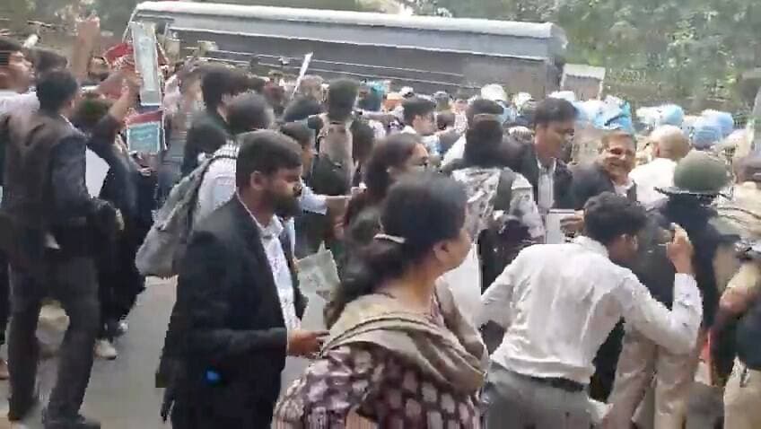 सीपी के पास हिरासत में लिए गए वकील
वे जंतर मंतर की ओर बढ़ रहे थे