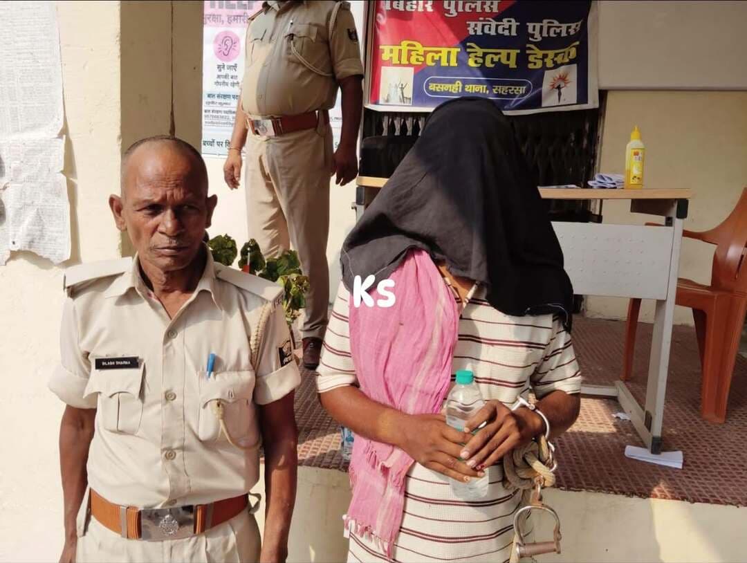 सहरसा में पुलिस की दो बड़ी कार्रवाई, हथियार और प्रतिबंधित कफ सिरप के साथ दो गिरफ्तार; दो बाइक जब्त
सोनवर्षाराज (सहरसा)। बसनही थाना पुलिस ने शुक्रवार को दो अलग-अलग कार्रवाई करते हुए एक देसी पिस्टल और प्रतिबंधित कोडीनयुक्त कफ सिरप के मामले में दो लोगों को गिरफ्तार किया। पुलिस ने दोनों आरोपियों की बाइक भी जब्त की है। बसनही थानाध्यक्ष विकास कुमार के अनुसार, पहली कार्रवाई में अतलखा गांव से मधेपुरा जिले के मुरलीगंज थाना क्षेत्र अंतर्गत डुमरिया निवासी बलराज कुमार उर्फ राहुल को देसी पिस्टल के साथ गिरफ्तार किया गया। मौके से उसकी यामाहा एफजेड-एक्स बाइक जब्त की गई।
वहीं, दूसरी कार्रवाई में महुआ बाजार स्थित पेट्रोल पंप के समीप से अगरैल टोला निवासी शशि कुमार को चार बोतल प्रतिबंधित कोडीनयुक्त कफ सिरप के साथ पकड़ा गया। पुलिस ने उसकी अपाचे बाइक भी जब्त कर ली। थानाध्यक्ष ने बताया कि दोनों आरोपियों के विरुद्ध प्राथमिकी दर्ज कर आगे की कानूनी कार्रवाई की जा रही है। उन्हें न्यायिक हिरासत में भेजने की प्रक्रिया चल रही है।
#Saharsa #SaharsaPolice #SonbarsaRaj #BiharNews #CrimeNews #PoliceAction