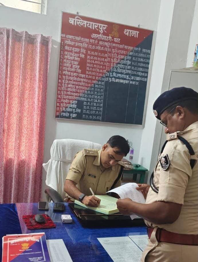 🚨 सहरसा पुलिस एक्शन मोड में! SP ने सिमरी बख्तियारपुर थाना का किया वार्षिक निरीक्षण, लंबित कांडों के त्वरित निष्पादन के निर्देश
कुर्की-वारंट की कार्रवाई तेज करने, वांछित अभियुक्तों की गिरफ्तारी और अपराध नियंत्रण पर SP का सख्त जोर
📍 सहरसा | 10 अक्टूबर 2026
सहरसा में अपराध नियंत्रण और पुलिसिंग व्यवस्था को मजबूत बनाने के उद्देश्य से शनिवार को पुलिस अधीक्षक, सहरसा ने सिमरी बख्तियारपुर थाना का वार्षिक निरीक्षण किया। इस दौरान थानाध्यक्ष समेत सभी पुलिस पदाधिकारियों, कर्मियों एवं चौकीदारों को आम नागरिकों के प्रति संवेदनशील व्यवहार अपनाने और Citizen Centric Policing को प्राथमिकता देने का निर्देश दिया गया।
🔴 लंबित कांडों की समीक्षा, त्वरित निष्पादन पर जोर
निरीक्षण के दौरान पुलिस अधीक्षक ने थाना के अभिलेखों के रख-रखाव, मालखाना और हाजत की साफ-सफाई एवं व्यवस्था का जायजा लिया। साथ ही लंबित कांडों की विस्तृत समीक्षा करते हुए उनका त्वरित निष्पादन सुनिश्चित करने के निर्देश दिए।
⚖️ वांछित अभियुक्तों पर कार्रवाई के निर्देश
SP ने वांछित अभियुक्तों के विरुद्ध वारंट एवं कुर्की की कार्रवाई तेज करने सहित अपराध नियंत्रण के लिए आवश्यक कदम उठाने का निर्देश दिया। उन्होंने पुलिस पदाधिकारियों एवं कर्मियों को अपने दायित्वों का गंभीरता से निर्वहन करने और आम जनता की समस्याओं के प्रति संवेदनशील रहने पर जोर दिया।
इस निरीक्षण का उद्देश्य थाना की कार्यप्रणाली को अधिक प्रभावी बनाना, लंबित मामलों के निष्पादन में तेजी लाना और क्षेत्र में कानून-व्यवस्था को सुदृढ़ करना है।
#Saharsa #SaharsaPolice #SimriBakhtiyarpur #BiharPolice #CrimeControl #BiharNews #कोसीसमाचार