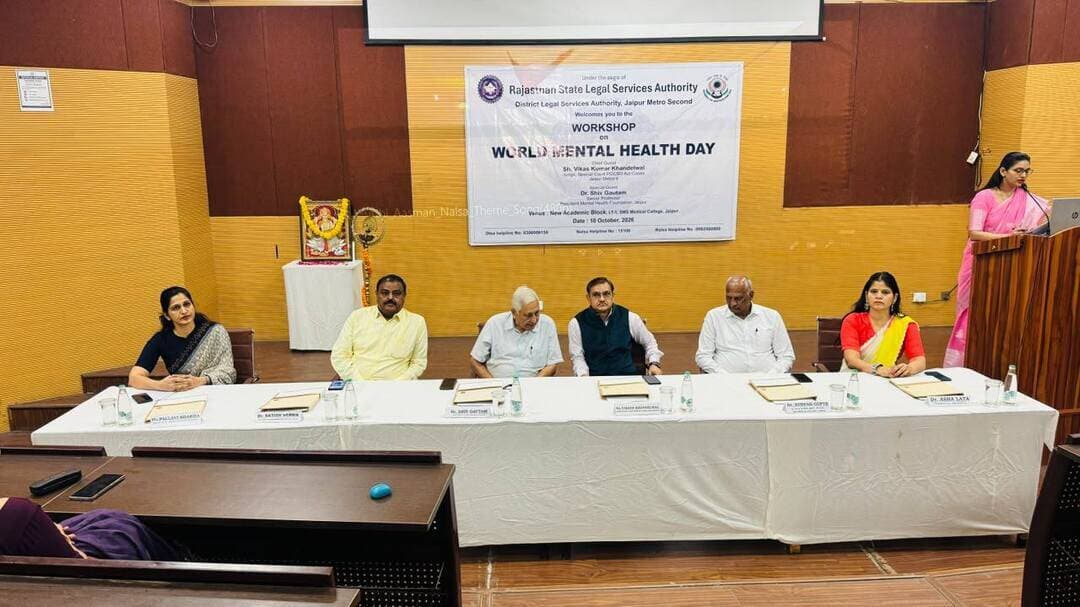 *विश्व मानसिक स्वास्थ्य दिवस के अवसर पर कार्यशाला का आयोजन*
*डीएलएसए मेट्रो-II, एसएमएस अस्पताल एवं मेडिकल कॉलेज द्वारा कार्यशाला आयोजित की गई*
*‘‘हार्टफुलनेस’’ मेडिटेशन सत्र का भी आयोजन किया गया*
जयपुर:कमलेश आमेटा, 10 अक्टूबर 2026
राजस्थान राज्य विधिक सेवा प्राधिकरण जयपुर के तत्वावधान में विश्व मानसिक स्वास्थ्य दिवस 10 अक्टूबर 2026 के अवसर पर जिला विधिक सेवा प्राधिकरण जयपुर महानगर द्वितीय, एसएमएस अस्पताल एवं एसएमएस मेडिकल कॉलेज द्वारा एस.एम.एस मेडिकल कॉलेज के कैम्पस एल.टी.-1 में कार्यशाला का आयोजन किया गया।
कार्यशाला में मुख्य अतिथि श्री विकास खण्डेलवाल, विषिष्ट न्यायाधीश, पोक्सो एक्ट प्रकरण क्रम 1, जयपुर महानगर द्वितीय तथा विशिष्ट अतिथि डॉ. शिव गौतम, वरिष्ठ प्राध्यापक एवं अध्यक्ष, मनोस्वास्थ्य संस्थान, जयपुर रहे।
कार्यशाला की अध्यक्षता करते हुए श्री विकास खण्डेलवाल ने बताया कि वर्तमान परिस्थितियों को देखते हुए यह जानना आवश्यक है कि मानसिक स्वास्थ्य केवल देखी जा सकने वाली बीमारियों से ही संबंधित नहीं है। मानसिक बीमारियां जो किसी आधात या दुर्घटना के कारण उत्पन्न हुई है उन्हें दवा एवं काउंसलिंग आदि से आगे बढ़ने से रोकने के सार्थक प्रयास किए जा सकते है। इसके अतिरिक्त मेडिटेशन भी मानसिक बीमारियों से बचने का एक उचित उपाय है। इस क्रम में कार्यशाला में एक ‘‘हार्टफुलनेस’’ मेडिटेशन सत्र का भी आयोजन किया गया।
कार्यक्रम में डॉ. शिव गौतम द्वारा मानसिक बीमारियों की मूलभूत जानकारी देते हुए बताया कि गर्भावस्था में ही यह निर्धारित हो जाता है कि आने वाली पीढ़ी में किसी प्रकार की कोई मानसिक अथवा शारीरिक विसंगति है अथवा नहीं। जिसे रोकने के प्रयास काफी शुरूआत में ही किए जाने आवश्यक है किन्तु मानसिक बीमारियों के संबंध में पूर्वागह आज भी हमारे समाज में काफी गहरे स्तर पर उतरे हुए है। आम आदमी को किसी भी मानसिक विसंगति के बारे में समझाना तथा उसके बचाव के उपचार में देरी होने से काफी बुरे परिणाम सामने आ सकते है। डॉ. गौतम द्वारा श्री कृष्ण को विश्व का पहला मनोचिकित्सक बताते हुए यह जानकारी दी गई कि सृष्टि के प्रारंभ से ही मानव को समय-समय पर अपने मानसिक स्वास्थ्य के लिए परामर्श की आवश्यकता रहती है, जिसके लिए समाज को पूर्वाग्रह नहीं रखना चाहिए।
श्रीमती पल्लवी शर्मा, सचिव, जिला विधिक सेवा प्राधिकरण, जयपुर महानगर द्वितीय ने कार्यशाला में महिलाओं का पक्ष विशेष रूप से रखते हुए जाहिर किया कि महिलाओं में उम्र के साथ होने वाले विभिन्न परिवर्तनों के होने के कारण मानसिक दबाव झेलना पड़ता है जो कि अवसाद जैसी कई मानसिक बीमारियों का कारण बनता है। अतः यह आवश्यक है कि हम इस प्रकार के कार्यक्रमों से आमजन में जागरूकता बढ़ाते रहे ताकि मानसिक बीमारियों को केवल एक ही पहलू से ना देखा जाकर इसके अन्य प्रभावों को समझ कर जरूरी कदम उठाये जायें। उन्होंने बताया कि विधिक सेवा प्राधिकरण ‘न्याय आपके द्वार’ की अवधारणा पर चलकर न्याय के विभिन्न पहलुओं को आमजन तक पहुंचाने की कड़ी में उक्त कार्यक्रम का आयोजन किया गया है। इस कार्यक्रम के आयोजन का मुख्य उद्देष्य विधिक सेवा प्राधिकरण के आयामों को एक नवीन स्तर प्रदान किया जाना है।
श्रीमती शर्मा ने बताया कि मानसिक बीमारियों से संबंधित पूर्वाग्रह को दूर करने एवं आमजन को इसकी जानकारी प्रदान करने हेतु इस विशेष जागरूकता कार्यक्रम का आयोजन किया गया है।
कार्यक्रम का संचालन सुश्री कोमल मोट्यार, उप सचिव, राजस्थान राज्य विधिक सेवा प्राधिकरण जयपुर द्वारा किया गया। कार्यक्रम में डॉ. सतीश वर्मा अतिरिक्त अधीक्षक, एसएमएस चिकित्सालय, डॉ सुरेश गुप्ता, एचओडी व वरिष्ठ प्राध्यापक, मनोचिकित्सा, डॉ आशा लता, उप निदेशक, एसएमएस चिकित्सालय जयपुर एवं एसएमएस चिकित्सा महाविद्यालय के वरिष्ठ शिक्षकगण, विद्यार्थीगण एवं विधिक सेवा प्राधिकरण के कर्मचारी उपस्थित रहे।
-----