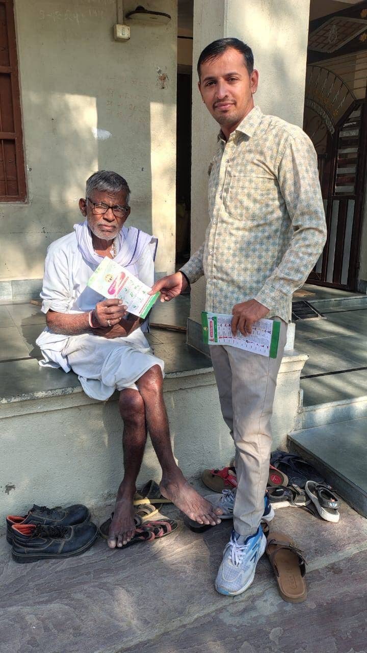 आयुष्मान आरोग्य मंदिर बन का खेड़ा में विश्व मानसिक स्वास्थ्य दिवस पर योगाभ्यास, जागरूकता अभियान व स्वास्थ्य शिविर का आयोजन
आकोला (रमेश चंद्र डाड) विश्व मानसिक स्वास्थ्य दिवस के उपलक्ष्य में आज आयुष्मान आरोग्य मंदिर एवं राजकीय आयुर्वेद औषधालय, बन का खेड़ा में विभिन्न स्वास्थ्य जागरूकता कार्यक्रमों एवं विशेष परामर्श शिविर का आयोजन किया गया।
वर्ष 2026 की थीम पर डॉ. मुकेश वैष्णव का संबोधन:
औषधालय में आयोजित विशेष मानसिक स्वास्थ्य शिविर में डॉ. मुकेश वैष्णव ने उपस्थित ग्रामीणों व रोगियों को मानसिक स्वास्थ्य के महत्व के बारे में विस्तार से समझाया। डॉ. मुकेश वैष्णव ने बताया कि इस वर्ष 10 अक्टूबर 2026 को विश्व मानसिक स्वास्थ्य दिवस (World Mental Health Day) की थीम "जीने के अनुभवों को सुना जाए: सच्ची आवाज़ें, सच्चा बदलाव" (Lived experiences heard: real voices, real change) रखी गई है। उन्होंने स्पष्ट किया कि इस थीम का मुख्य उद्देश्य मानसिक स्वास्थ्य समस्याओं से जूझ चुके लोगों की आवाज़ और उनके अनुभवों को सुनना तथा मानसिक स्वास्थ्य नीतियों और सेवाओं को बेहतर बनाना है।
इसके साथ ही उन्होंने आधुनिक जीवनशैली में उत्पन्न तनाव, चिंता और अनिद्रा जैसी समस्याओं के समाधान हेतु आयुर्वेद की उपयोगिता बताई। उन्होंने औषधालय में उपलब्ध आयुर्वेदिक औषधियों जैसे ब्राह्मी वटी, अश्वगंधा आदि के मानसिक संतुलन, स्मरण शक्ति और मस्तिष्क को पोषण देने में पड़ने वाले सकारात्मक प्रभावों की जानकारी देते हुए परामर्श सेवाएं प्रदान कीं।
योगाभ्यास एवं पेंपलेट वितरण द्वारा जन-जागरूकता:
कार्यक्रम के अंतर्गत सुबह योग प्रशिक्षक प्रकाश सुथार के नेतृत्व में सामूहिक योगाभ्यास सत्र का आयोजन हुआ। योगाभ्यास के दौरान योग प्रशिक्षक ने बताया कि नियमित योग, ध्यान और प्राणायाम के अभ्यास से मानसिक विकारों को दूर कर मानसिक संतुलन प्राप्त किया जा सकता है। इसके पश्चात उन्होंने पेंपलेट वितरण कर प्रचार-प्रसार किया तथा आमजन को मानसिक स्वास्थ्य के प्रति सजग रहने हेतु ऑनलाइन शपथ दिलवाई।
इनका रहा विशेष सहयोग:
इस आयोजन को सफल बनाने में सीएचओ देवेंद्र सिंह, नर्स लाड कुमारी आचार्य, परिचारक शांता देवी, एएनएम आशा धोबी, कृषि अधिकारी भूरी मीणा तथा स्थानीय आशा सहयोगिनियों का सराहनीय सहयोग रहा। शिविर में बड़ी संख्या में क्षेत्रवासियों ने भाग लेकर लाभ उठाया।