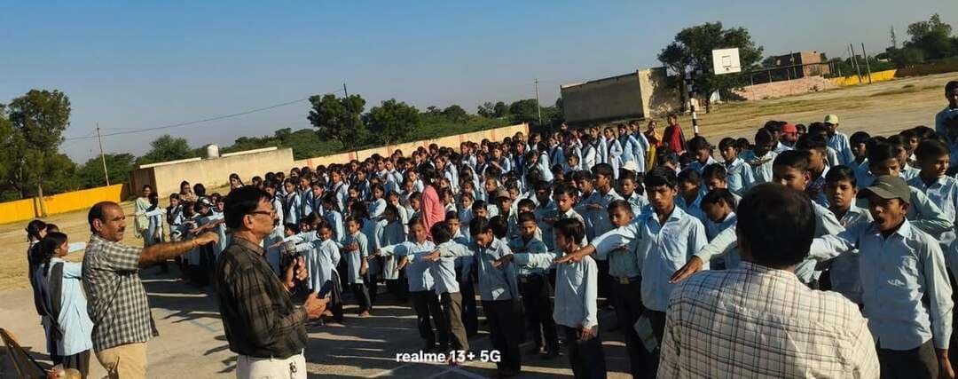 ABRSM ने नशा मुक्ति जागरूकता कार्यक्रम के अंतर्गत 'नशा मुक्त विद्यालय ,नशा मुक्त राजस्थान' अभियान की शुरुआत
शाहपुरा (भीलवाड़ा)-राजेन्द्र खटीक।
शाहपुरा-अखिल भारतीय राष्ट्रीय शैक्षिक महासंघ राजस्थान(विद्यालय शिक्षा) शाहपुरा की ओर से 10 अक्टूबर शनिवार को प्रदेश के सभी विद्यालयों में 'नशा मुक्त विद्यालय ,नशा मुक्त राजस्थान 'अभियान चलाया गया।
जिला मंत्री अमर सिंह चौहान ने बताया कि संगठन के प्रदेश नेतृत्व के निर्देश पर सभी विद्यालयों में नशा मुक्ति को लेकर जागरूकता कार्यक्रम आयोजित किए गए। इस अभियान के तहत विद्यार्थियों ,अभिभावकों को नशे के दुष्प्रभाव की जानकारी दी गई। विद्यार्थियों को स्वयं नशे से दूर रहने के साथ ही अपने परिवार और समाज को भी नशे के दुष्प्रभावों के प्रति जागरूक करने के लिए प्रेरित किया गया।
संगठन के जिला अध्यक्ष संजीव कुमार शर्मा ने कहां की जिले के पांच खंडो के सभी विद्यालयों में विद्यार्थियों ,शिक्षको व अभिभावकों को नशा मुक्ति की शपथ दिलाई गई। सभी शिक्षकों ने इस सामाजिक जागरूकता कार्यक्रम में बढ़ चढ़कर भाग लिया। सभी शिक्षकों, विद्यार्थियों अभिभावकों ने शपथ ली की हम नशीले पदार्थ का सेवन, खरीद, बिक्री या दूसरों को उपलब्ध कराने का समर्थन नहीं करेंगे। नशा हमारे स्वास्थ्य, परिवार और समाज के लिए घातक है।
अजमेर संभाग संगठन मंत्री महेश कुमार शर्मा ने संगठन का उद्देश्य नशा मुक्त विद्यालय नशा मुक्त समाज और नशा मुक्त राष्ट्र का निर्माण करना है। विद्यालय शिक्षा के साथ संस्कार व सामाजिक चेतना का भी केंद्र है।