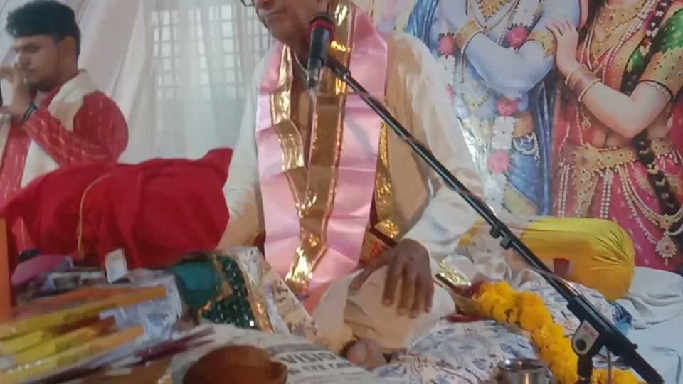 उपनगर पुर में श्रीकृष्ण विवाह एवं सुदामा प्रसंग सुनकर भावविभोर हुए श्रद्धालु,
सात दिवसीय श्रीमद्भागवत कथा का हुआ समापन, भंडारे में श्रद्धालुओं ने ग्रहण किया प्रसाद
उपनगर पुर :राजकुमार गोयल उपनगर पुर स्थित श्री डूंगरी के बालाजी मंदिर परिसर में पितृ पक्ष के पावन अवसर पर आयोजित सात दिवसीय श्रीमद्भागवत कथा ज्ञान यज्ञ के सातवें एवं अंतिम दिन कथा व्यास पंडित अशोक व्यास ने भगवान श्रीकृष्ण के विवाह प्रसंग एवं उनके परम मित्र सुदामा की मार्मिक कथा का वर्णन किया। कथा श्रवण कर श्रद्धालु भावविभोर हो गए।
कथा व्यास ने भगवान श्रीकृष्ण के विवाह प्रसंग का वर्णन करते हुए उनके जीवन से प्रेम, धर्म और मर्यादा की शिक्षा दी। इसके बाद सुदामा चरित्र का वर्णन करते हुए बताया कि सच्ची मित्रता में धन-दौलत और ऊंच-नीच का कोई स्थान नहीं होता। भगवान श्रीकृष्ण ने अपने बालसखा सुदामा का जिस प्रेम और आत्मीयता से स्वागत किया, वह मित्रता की अनुपम मिसाल है।
सुदामा जब अपनी पत्नी के आग्रह पर भगवान श्रीकृष्ण से मिलने द्वारका पहुंचे, तो उनके पास भेंट स्वरूप थोड़े से चावल थे। भगवान श्रीकृष्ण ने अपने मित्र को गले लगाकर उनका सम्मान किया और संसार को सच्ची मित्रता, निस्वार्थ प्रेम एवं भक्ति का संदेश दिया। कथा के दौरान श्रद्धालुओं ने भगवान श्रीकृष्ण के जयकारे लगाए।
आयोजकों ने व्यवस्थाओं में निभाई अहम भूमिका
इस अवसर पर सुरेश सेन हठीला ने बताया कि श्रीमद्भागवत कथा के आयोजक एवं ट्रस्ट अध्यक्ष मुकेश पलौड़ के नेतृत्व में श्रवण सेन, पंकज कुमार पलौड़, आलोक पलौड़ , प्रदीप पलोड़ ,राकेश खाब्या, मुकेश सेठिया, छोटू लाल सेन, गणपत लाल सेन, सत्यनारण जोशी ,बसंत जोशी, गोविंद सेन ,मुकेश सेन ,गोपाल टेलर एवं बालकृष्ण सेन सहित अन्य कार्यकर्ताओं ने कथा आयोजन की व्यवस्थाओं में सहयोग किया।
सात दिनों तक मंदिर परिसर में भक्तिमय वातावरण बना रहा तथा श्रद्धालुओं ने बड़ी संख्या में पहुंचकर कथा का लाभ लिया।
जगदीश पलौड़ की स्मृति में भंडारा
कथा के समापन अवसर पर जगदीश पलौड़ की स्मृति में मुकेश पलौड़ एवं राघव पलौड़, राघव टी कंपनी वालों की ओर से भंडारे का आयोजन किया गया। इसमें श्रद्धालुओं ने प्रसाद ग्रहण किया। आयोजन के समापन पर क्षेत्र की सुख-समृद्धि एवं खुशहाली की कामना की गई।