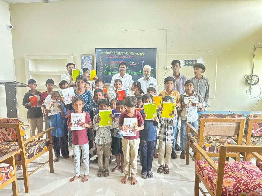 📚 सेवा का संकल्प, बच्चों के सपनों को नई उड़ान!
#सेवा_संकल्प_अभियान के अंतर्गत ‘सेवा मेरा योगदान’ गतिविधि के तहत सांदीपनि स्कूल, राणापुर में वंचित वर्ग के बच्चों को आवश्यक सामग्री वितरित की गई। इस पहल के माध्यम से बच्चों को प्रोत्साहित कर उनकी शिक्षा को सशक्त बनाने और उनके उज्ज्वल भविष्य के निर्माण की दिशा में सार्थक प्रयास किया गया।
Jansampark Madhya Pradesh CM Madhya Pradesh Indore Commissioner Department of School Education, Madhya Pradesh #SevaSankalpAbhiyan #SevaMeraYogdan #Jhabua #JansamparkMP