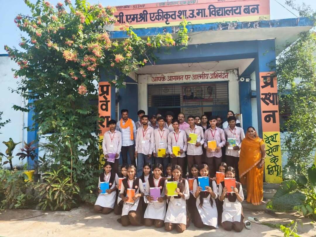 #सेवा_संकल्प_अभियान के अंतर्गत ‘सेवा मेरा योगदान’ गतिविधि के तहत शासकीय उच्चतर माध्यमिक विद्यालय बन में वंचित वर्ग के बच्चों को आवश्यक सामग्री वितरित की गई। इस पहल का उद्देश्य बच्चों को प्रोत्साहित कर उनकी शिक्षा एवं उज्ज्वल भविष्य के निर्माण में सहयोग प्रदान करना है।
Jansampark Madhya Pradesh CM Madhya Pradesh Indore Commissioner Department of School Education, Madhya Pradesh
#SevaSankalpAbhiyan #SevaMeraYogdan #Jhabua #JansamparkMP