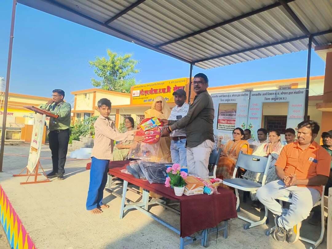 #सेवा_संकल्प_अभियान के अंतर्गत ‘सेवा मेरा योगदान’ गतिविधि के तहत पीएम श्री उमावि परवलिया एवं पीएम श्री हायर सेकेंडरी स्कूल रोटला में वंचित वर्ग के बच्चों को आवश्यक सामग्री वितरित की गई।
इस पहल का उद्देश्य बच्चों को सहयोग प्रदान कर शिक्षा के प्रति प्रोत्साहित करना एवं उनके उज्ज्वल भविष्य की राह को सशक्त बनाना है।
Jansampark Madhya Pradesh CM Madhya Pradesh Indore Commissioner Department of School Education, Madhya Pradesh #SevaSankalpAbhiyan #SevaMeraYogdan #Jhabua #JansamparkMP