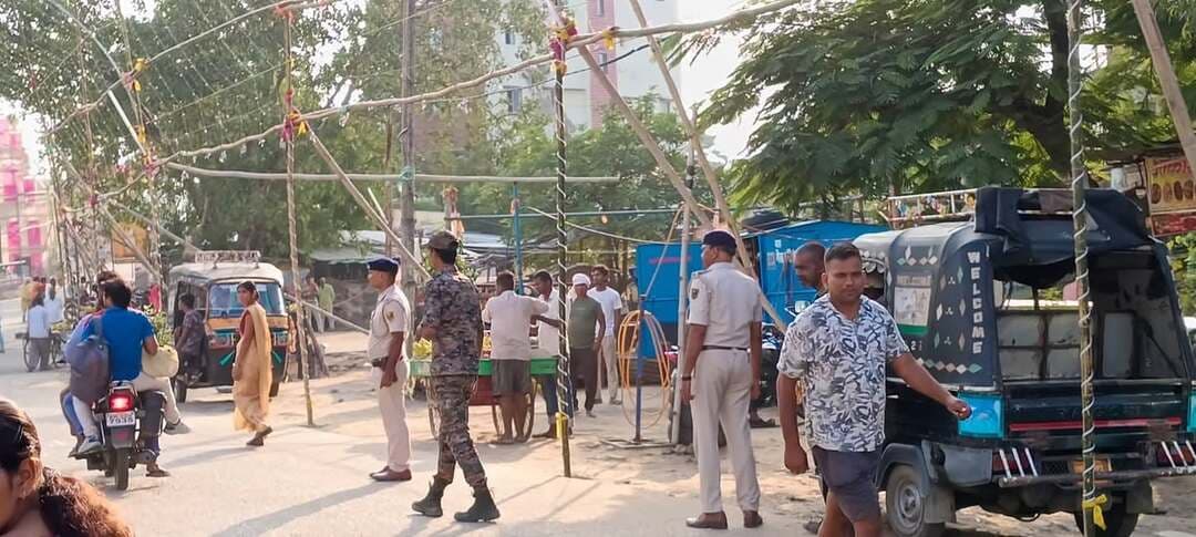 गोह में अतिक्रमण हटाने के बाद पुलिस प्रशासन का निरीक्षण, सड़क पर ठेला-गाड़ी लगाने पर सख्ती
सड़क को अतिक्रमण मुक्त रखने के लिए पुलिस प्रशासन सक्रिय, नियमों का पालन करने की अपील
गोह, औरंगाबाद। औरंगाबाद जिले के गोह प्रखंड मुख्यालय में 9 अक्टूबर 2026 को चलाए गए अतिक्रमण हटाओ अभियान के बाद शनिवार, 10 अक्टूबर 2026 को पुलिस प्रशासन की ओर से सड़कों का निरीक्षण किया गया। इस दौरान मुख्यालय के प्रमुख मार्गों और चौक-चौराहों की स्थिति का जायजा लिया गया तथा सड़क पर दोबारा अतिक्रमण नहीं करने को लेकर सख्ती बरतने की बात कही गई।
पुलिस प्रशासन ने स्पष्ट किया कि सड़क पर ठेला, गाड़ी, बस या अन्य वाहन खड़े कर यातायात बाधित नहीं किया जाना चाहिए। सड़क को आवागमन के लिए खाली रखना आवश्यक है, ताकि आम लोगों, राहगीरों और वाहन चालकों को आने-जाने में किसी प्रकार की परेशानी का सामना न करना पड़े।
गौरतलब है कि गोह प्रखंड मुख्यालय में चारों ओर अतिक्रमण की समस्या को देखते हुए शुक्रवार को अभियान चलाकर सड़क किनारे किए गए अतिक्रमण को हटाया गया था। इसके बाद प्रशासन अब यह सुनिश्चित करने में जुटा है कि सड़क पर फिर से अतिक्रमण न हो और यातायात व्यवस्था सुचारु बनी रहे।
यातायात व्यवस्था सुधारने की पहल
गोह मुख्यालय में बाजार और चौक-चौराहों पर ठेला-गाड़ी तथा वाहनों के कारण अक्सर जाम की स्थिति उत्पन्न होने की शिकायतें सामने आती रही हैं। ऐसे में पुलिस प्रशासन का यह निरीक्षण सड़क को अतिक्रमण मुक्त रखने और आम लोगों की सुविधा सुनिश्चित करने की दिशा में महत्वपूर्ण कदम माना जा रहा है।
प्रशासनिक अभियान का उद्देश्य केवल अतिक्रमण हटाना ही नहीं, बल्कि सड़कों पर व्यवस्था बनाए रखना भी है। इसके लिए दुकानदारों, फुटपाथी विक्रेताओं और वाहन चालकों से नियमों का पालन करने की अपेक्षा की जा रही है।
अब देखना होगा कि पुलिस प्रशासन की यह पहल कितनी प्रभावी साबित होती है और गोह प्रखंड मुख्यालय की सड़कें स्थायी रूप से अतिक्रमण मुक्त रह पाती हैं या नहीं।