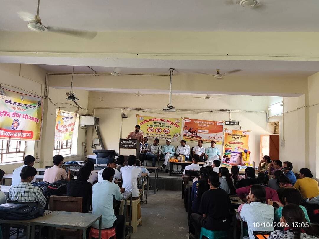 नशा मुक्त युवा विषय पर पडोस युवा संसद कार्यक्रम आयोजित।
दैनिक वीरधरा राजस्थान। श्री श्रद्धा ओम त्रिवेदी।
सवाई माधोपुर। मेरा युवा भारत केंद्र, सवाई माधोपुर के तत्वावधान में राजकीय महाविद्यालय गंगापुर सिटी में ‘नशा मुक्त युवा फॉर विकसित भारत’ अभियान के अंतर्गत पड़ोस युवा संसद कार्यक्रम आयोजित किया गया। कार्यक्रम का उद्देश्य युवाओं को नशे के दुष्प्रभावों के प्रति जागरूक करना तथा नशामुक्त जीवनशैली अपनाने के लिए प्रेरित करना रहा।
मुख्य अतिथि महाविद्यालय के प्राचार्य रामकेश आदिवासी ने युवाओं को संबोधित करते हुए कहा कि नशा व्यक्ति, परिवार और समाज के विकास में बाधक है। उन्होंने युवाओं से नशे से दूर रहकर स्वस्थ जीवनशैली अपनाने तथा समाज में नशामुक्ति का संदेश प्रसारित करने का आह्वान किया।
कार्यक्रम में नशे के शारीरिक, मानसिक, पारिवारिक एवं सामाजिक दुष्प्रभावों पर चर्चा की गई। इस दौरान जागरूकता वीडियो का प्रदर्शन, नारा लेखन गतिविधि तथा स्लोगन ड्रॉप बॉक्स के माध्यम से युवाओं के विचारों का संकलन किया गया।
पड़ोस युवा संसद में उत्कृष्ट प्रदर्शन के लिए नेहा चतुर्वेदी ने प्रथम, गौरी शर्मा ने द्वितीय तथा रामकेश बैरवा ने तृतीय स्थान प्राप्त किया। मुख्य अतिथि ने तीनों प्रतिभागियों को शील्ड प्रदान कर सम्मानित किया।
कार्यक्रम के समापन पर उपस्थित युवाओं को नशामुक्ति की शपथ दिलाई गई। उन्होंने स्वयं नशे से दूर रहने तथा परिवार एवं समाज में नशामुक्ति के प्रति जागरूकता फैलाने का संकल्प लिया।
कार्यक्रम का समन्वय मेरा युवा भारत के स्वयंसेवक सीताराम गुर्जर एवं आकाश वैष्णव ने किया। इस अवसर पर कैलाश बैरवा, सुरेश मीणा, धर्मराज मीणा, दिनेश मीणा, मनोज सैनी, धीरज गुप्ता, राकेश दुबे एवं धर्मवीर मीणा सहित अन्य उपस्थित रहे।