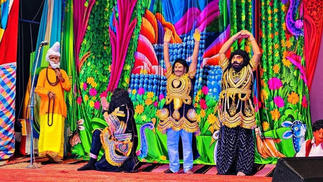 रावण जन्म और उनके राक्षसों द्वारा किए अत्याचारों से अकुलाई पृथ्वी, देवताओं की आराधना पर हुआ राम जन्म।
दैनिक वीरधरा राजस्थान। श्री श्रद्धा ओम त्रिवेदी।
सवाईमाधोपुर। श्री राम कला मंडल द्वारा प्रस्तुत की जा रही शिव बगीची श्री राम कला मंडल मंच प्रांगण पर रामलीला में दूसरे दिवस रावण, कुंभकरण एवं विभीषण जन्म और उनके द्वारा ब्रह्मा जी से वरदान प्राप्त करना एवं साधु ब्राह्मणों पर अत्याचार कर पृथ्वी पर हाहाकार मचा देने के कारण पृथ्वी अकुला गई एवं ब्रह्मा जी के पास जाकर देवताओं सहित भगवान श्री विष्णु की आराधना की एवं उन्हें राक्षसों से मुक्त कराने के लिए पृथ्वी पर जन्म लेने का अनुरोध किया। भगवान राम के जन्म के लिए महाराजा दशरथ जी का गुरु वशिष्ट के पास जाना और उनके द्वारा बताए गए श्रृंगी ऋषि के यज्ञ द्वारा चारों भाइयों का जन्म लीला दिखाई गई। उसके बाद नामांकन संस्कार यज्ञो पवित्र संस्कार एवं गुरु ग्रह पढन गए रघुराई, अल्पकाल सब विद्याआई, और आखेट की लीला का मंचन किया गया।
रामलीला मंचन कार्यक्रम में गुरु वशिष्ठ का रोल पत्रकार श्रद्धा ओम त्रिवेदी ने राजा दशरथ का रोल गिरिराज बुंदेला ने सुमंत का रोल राघवेश शर्माने रावण का रोल मदन सिंह राजावत ने कुंभकरण का रोल गोपाल शर्मा ने विभीषण का रोल हरिओम ने राम का रोल प्रेमराज सैनी ने लक्ष्मण का रोल लड्डू लाल योगी ने निभाया। जोजो जेसे जेसे रामलीला मंचन का कार्यक्रम आगे बढ़ रहा है दर्शकों की भीड़ बढ़ती जा रही है और उत्साह के साथ रामलीला में भाग ले रहे हैं।