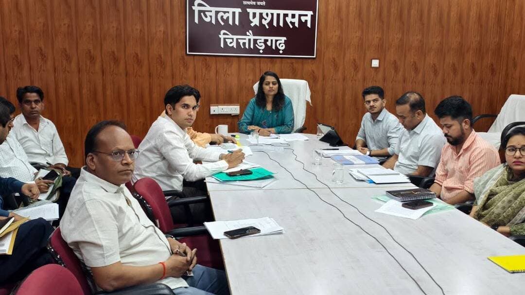 चित्तौड़ जिले में जिला परिषद के 35 एवं पंचायत समिति के 199 वार्डों सहित 359 ग्राम पंचायतों में निर्वाचन की तैयारियां जारी
दैनिक वीरधरा राजस्थान।
चित्तौड़गढ़। पंचायती राज संस्थाओं के आम चुनाव-2026 की तैयारियों की समीक्षा के लिए राज्य निर्वाचन आयुक्त राजेश्वर सिंह ने शनिवार को वीडियो कॉन्फ्रेंस के माध्यम से प्रदेश के संभागीय आयुक्तों एवं जिला निर्वाचन अधिकारियों के साथ बैठक की। बैठक में निर्वाचन प्रक्रिया को स्वतंत्र, निष्पक्ष, पारदर्शी एवं शांतिपूर्ण ढंग से संपन्न कराने के संबंध में आवश्यक दिशा-निर्देश दिए गए।
वीडियो कॉन्फ्रेंस के दौरान जिला निर्वाचन अधिकारी एवं जिला कलक्टर डॉ. मंजू ने चित्तौड़गढ़ जिले में निर्वाचन की तैयारियों एवं विभिन्न व्यवस्थाओं की जानकारी प्रस्तुत की।
राज्य निर्वाचन आयुक्त ने कहा कि नगरीय निकाय आम चुनाव-2026 में 10,245 पदों के लिए निर्वाचन संपन्न कराया गया था, जबकि पंचायती राज संस्थाओं के आम चुनाव-2026 में लगभग 1.55 लाख पदों के लिए निर्वाचन होना है। निर्वाचन के व्यापक दायरे को देखते हुए सभी जिला निर्वाचन अधिकारी अतिरिक्त सतर्कता एवं बेहतर समन्वय के साथ कार्य करें तथा सभी आवश्यक व्यवस्थाएं निर्धारित समयावधि में पूर्ण करना सुनिश्चित करें।
उन्होंने कहा कि निर्वाचन प्रक्रिया से संबंधित प्रत्येक कार्य की समयबद्ध कार्ययोजना तैयार कर नियमित समीक्षा की जाए, ताकि चुनाव स्वतंत्र, निष्पक्ष एवं शांतिपूर्ण ढंग से संपन्न कराए जा सकें।
जिला निर्वाचन अधिकारी डॉ. मंजू ने बताया कि चित्तौड़गढ़ जिले में जिला परिषद के 35 वार्डों, पंचायत समितियों के 199 वार्डों तथा 359 ग्राम पंचायतों के 3159 वार्डों में निर्वाचन प्रस्तावित है। जिले में 1131 मतदान केंद्रों के अतिरिक्त दो सहायक मतदान केंद्र बनाए गए हैं। इनमें एक कपासन तथा दूसरा चित्तौड़गढ़ में स्थित है। इस प्रकार जिले में कुल 1133 मतदान केंद्र निर्धारित किए गए हैं।