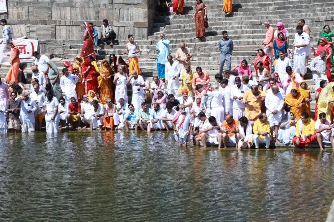 भीमलत कुंड पर हुआ दुर्ग के बलिदानियों का तर्पण, उमड़ा आस्था का सैलाब
श्रद्धालुओं ने पितरों के साथ चित्तौड़ दुर्ग के अमर बलिदानियों को किया तर्पण।
दैनिक वीरधरा राजस्थान।
चित्तौड़गढ़। शौर्य, त्याग और बलिदान की अमर गाथाओं से विश्वविख्यात चित्तौड़गढ़ की ऐतिहासिक धरती सर्व पितृ अमावस्या पर श्रद्धा, आस्था और कृतज्ञता के भावों से अभिसिंचित हो उठी। ऐतिहासिक चित्तौड़ दुर्ग स्थित भीमलत कुंड पर चित्तौड़गढ़ गौरव तीर्थ प्रन्यास एवं ॐ तत्सत् पारमार्थिक संस्थान के संयुक्त तत्वावधान में आयोजित सामूहिक पितृ तर्पण कार्यक्रम में सेकड़ो श्रद्धालुओं ने अपने पितरों के साथ दुर्ग के अमर बलिदानियों को भी तर्पण अर्पित कर भावपूर्ण श्रद्धांजलि दी।
संत-महात्माओं के पावन सान्निध्य, वैदिक मंत्रोच्चार और 108 कुंडीय हवन से संपूर्ण परिसर आध्यात्मिक ऊर्जा एवं सांस्कृतिक चेतना से ओतप्रोत हो उठा।
इस अवसर पर पूज्य दिग्विजय राम जी रामद्वारा, चित्तौड़गढ़, पूज्य संत विनोद यति जी महाराज यति जी उपासरा, महंत श्री जगन्नाथ भारती जी नीलकंठ महादेव मंदिर, दुर्ग, चित्तौड़गढ़, पूज्य संत नारायण सिंह जी महाराज सहित अनेक संत-महात्माओं का पावन सान्निध्य प्राप्त हुआ।
सामूहिक तर्पण, वैदिक अनुष्ठान और संतों के प्रेरणादायी सान्निध्य के साथ भीमलत कुंड पर आयोजित यह कार्यक्रम पितृ श्रद्धा, सांस्कृतिक चेतना और चित्तौड़गढ़ के अमर बलिदानियों के प्रति कृतज्ञता का प्रेरक अवसर बना।