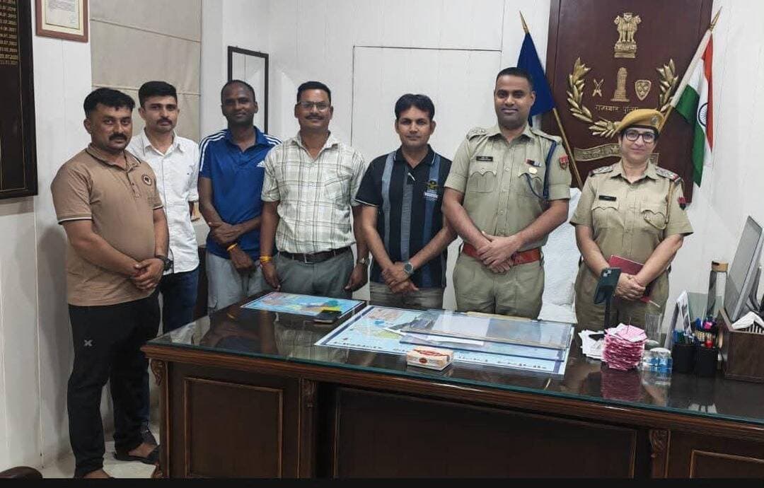 मानव तस्करी विरोधी यूनिट चित्तौड़गढ़ की कार्रवाई
दो माह से गुमशुदा दो नाबालिग सगे भाइयों को तलाश कर माता-पिता से मिलवाया।
दैनिक वीरधरा राजस्थान।
चित्तौड़गढ़। गुजरात के जामनगर रेलवे स्टेशन पर लावारिस अवस्था में मिले थे दोनों नाबालिग बालक, जामनगर पुलिस एवं बाल गृह संस्था के सहयोग से मानव तस्करी यूनिट चित्तौड़गढ़ की टीम ने शुरू की परिजनों की तलाश। रेलवे स्टेशन, ओछड़ी, प्रतापनगर, प्राइवेट बस स्टैंड, डंपिंग यार्ड सहित शहर के विभिन्न क्षेत्रों में तलाश एवं पूछताछ कर दोनों बालकों के माता-पिता का पता लगाया तथा कांकरोली (राजसमंद) के दोनों भाइयों को उनके माता-पिता से मिलवाया।
मानव तस्करी विरोधी यूनिट चित्तौड़गढ़ प्रभारी पुलिस निरीक्षक सुनीता गुर्जर ने बताया कि 09 अगस्त 2026 को दो नाबालिक बालक रेलवे स्टेशन हापा जामनगर गुजरात पर लावारिस घूमते हुए मिले जिनको स्थानीय पुलिस के सहयोग से बाल गृह संस्था जामनगर गुजरात में आश्रय दिलाया गया। तभी से बाल गृह संस्था द्वारा दोनों बच्चों के माता-पिता की तलाश की जा रही थी। बच्चों से मिली जानकारी के अनुसार दोनों बच्चों ने आपस में सगे भाई होना व चित्तौड़गढ़ रेलवे स्टेशन के पास अपने माता-पिता के साथ झोपड़ी में रहना वह माता-पिता व उनके द्वारा खाली बोतले व व कबाड इकट्ठा करने का कार्य करना बताया। बाल गृह संस्था जामनगर गुजरात द्वारा जिला पुलिस अधीक्षक चित्तौड़गढ़ धर्मेंद्र सिंह से संपर्क कर उक्त दोनों बच्चों के माता-पिता की चित्तौड़गढ़ में तलाश करने हेतु सहयोग बाबत निवेदन किया गया। जिस पर पुलिस अधीक्षक चित्तौड़गढ़ के निर्देशानुसार मानव तस्करी यूनिट चित्तौड़गढ़ की प्रभारी सुनीता गुर्जर, एएसआई नटवर पटवा, महिला कांस्टेबल सुशीला कुंवर की टीम व बाल गृह संस्था जामनगर एवं जामनगर पुलिस के साथ चित्तौड़गढ़ रेलवे स्टेशन, ओछडी, प्रताप नगर, प्राइवेट बस स्टैंड, डंपिंग यार्ड एवं चित्तौड़गढ़ शहर के अन्य इलाकों में दोनों बच्चों के परिजनों की सरगर्मी से तलाश की गई। रेलवे स्टेशन के आसपास झोपड़ा बनाकर निवास करने वाले लोगों एवं कबाड इकट्ठा करने वाले व्यक्तियों से पूछताछ की गई लोगों को दोनों बच्चों के फोटो व माता-पिता का नाम बताया जाकर जानकारी की गई तो दोनों बच्चों के माता-पिता के कांकरोली जिला राजसमंद में होने की जानकारी मिली। जिस पर कांकरोली जिला राजसमंद से दोनों बच्चों के माता-पिता की तलाश कर बच्चों को उनके माता-पिता से मिलवाया गया। दोनों बच्चे अपने माता-पिता से मिलकर खुशी से झूम उठे बाल गृह संस्था जामनगर व जामनगर गुजरात पुलिस द्वारा 2 माह से गुमशुदा नाबालिक बच्चों को उनके माता-पिता से मिलवाने में सहयोग देने हेतु पुलिस अधीक्षक चित्तौड़गढ़ एवं मानव तस्करी यूनिट चित्तौड़गढ़ की प्रशंसा कर धन्यवाद व आभार व्यक्त किया गया।