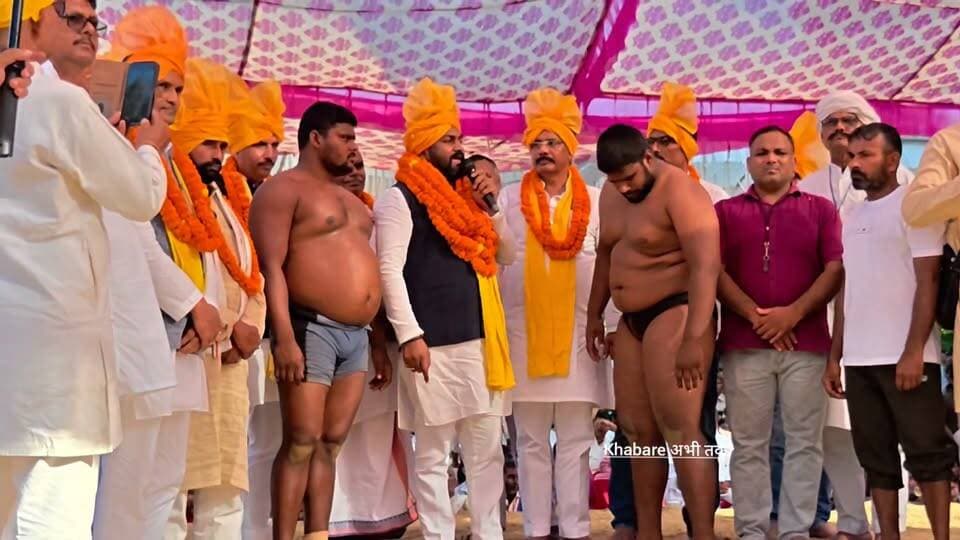 सरवा में विराट कुश्ती दंगल में पहुंचे पूर्व राज्य मंत्री डॉ. अरविंद राजभर, बोले- पहलवान हमारे देश के गौरव हैं
#खबरेंअभीतक #KhabareAbhiTak #अरविंदराजभर #सरवा #कुश्तीदंगल
