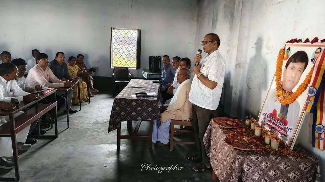 मऊ में दिवंगत शिक्षक नेता रामविलास भारती को दी गई श्रद्धांजलि, शिक्षकों ने संगठन में उनके योगदान को किया याद
मऊ। उत्तर प्रदेश जूनियर हाईस्कूल शिक्षक संघ की मऊ इकाई की ओर से स्वर्गीय रामविलास भारती, जिलाध्यक्ष के निधन पर शिक्षक संघ भवन बकवल में शोकसभा आयोजित की गई। इस दौरान शिक्षकों ने उन्हें भावभीनी श्रद्धांजलि अर्पित करते हुए संगठन के प्रति उनके योगदान को याद किया।
श्रद्धांजलि सभा को संबोधित करते हुए उत्तर प्रदेशीय जूनियर हाईस्कूल शिक्षक संघ के मंडलीय उपाध्यक्ष प्रवीण श्रीवास्तव ने कहा कि स्वर्गीय रामविलास भारती ने अपने नेतृत्व में एक कुशल शिल्पी की तरह संगठन को गढ़ा और उसे मजबूत बनाने में महत्वपूर्ण भूमिका निभाई। शशिभूषण राय ने अपने पढ़ाई के दौर के संस्मरण साझा किए। एसआरजी अरविंद पाण्डेय ने कहा कि व्यक्ति का संसार से जाना तय है, लेकिन इस तरह छोड़कर चले जाना बेहद पीड़ादायी है।
आभा त्रिपाठी ने कहा कि रामविलास भारती हमेशा सभी को संगठन से जोड़ने का प्रयास करते रहे। जिला कोषाध्यक्ष सच्चिदानंद यादव ने कहा कि उन्होंने संगठन को नई ऊंचाइयों तक पहुंचाया। कार्यक्रम में उपाध्यक्ष ओपी चंद्रा, डॉ. तेजभान, विजय बहादुर, हरिंद्र, शिवशंकर, ब्लॉक अध्यक्ष प्रसेनजित और रिजवान ने भी अपने विचार व्यक्त किए।
कार्यक्रम की अध्यक्षता जिला महामंत्री अनवारुल हक ने की, जबकि संचालन समाजसेवी रामअवध ने किया। इस अवसर पर मनोज, अमेरिका, लालबच्ची, गोपाल समेत सैकड़ों शिक्षक-शिक्षिकाएं मौजूद रहे।
हेडलाइन को और संक्षिप्त बनाएं
शोकसभा का विवरण अधिक स्पष्ट करें
भाषा को समाचार शैली में कसें