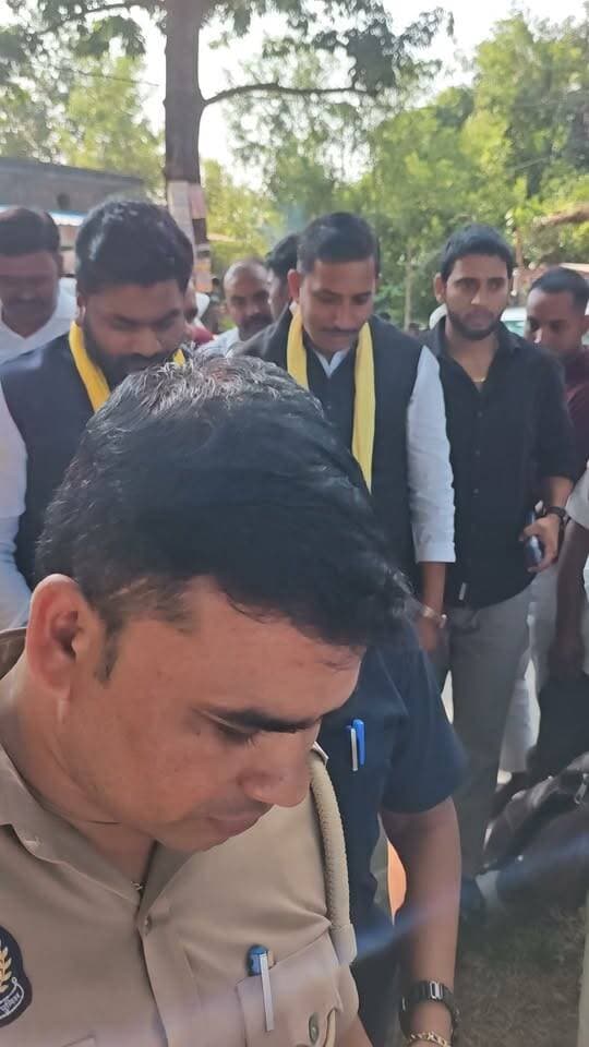 सरवा में विराट कुश्ती दंगल में पहुंचे डॉ. अरविंद राजभर, पहलवानों का बढ़ाया उत्साह
#खबरेंअभीतक #KhabareAbhiTak #सरवा #अरविंदराजभर #कुश्तीदंगल