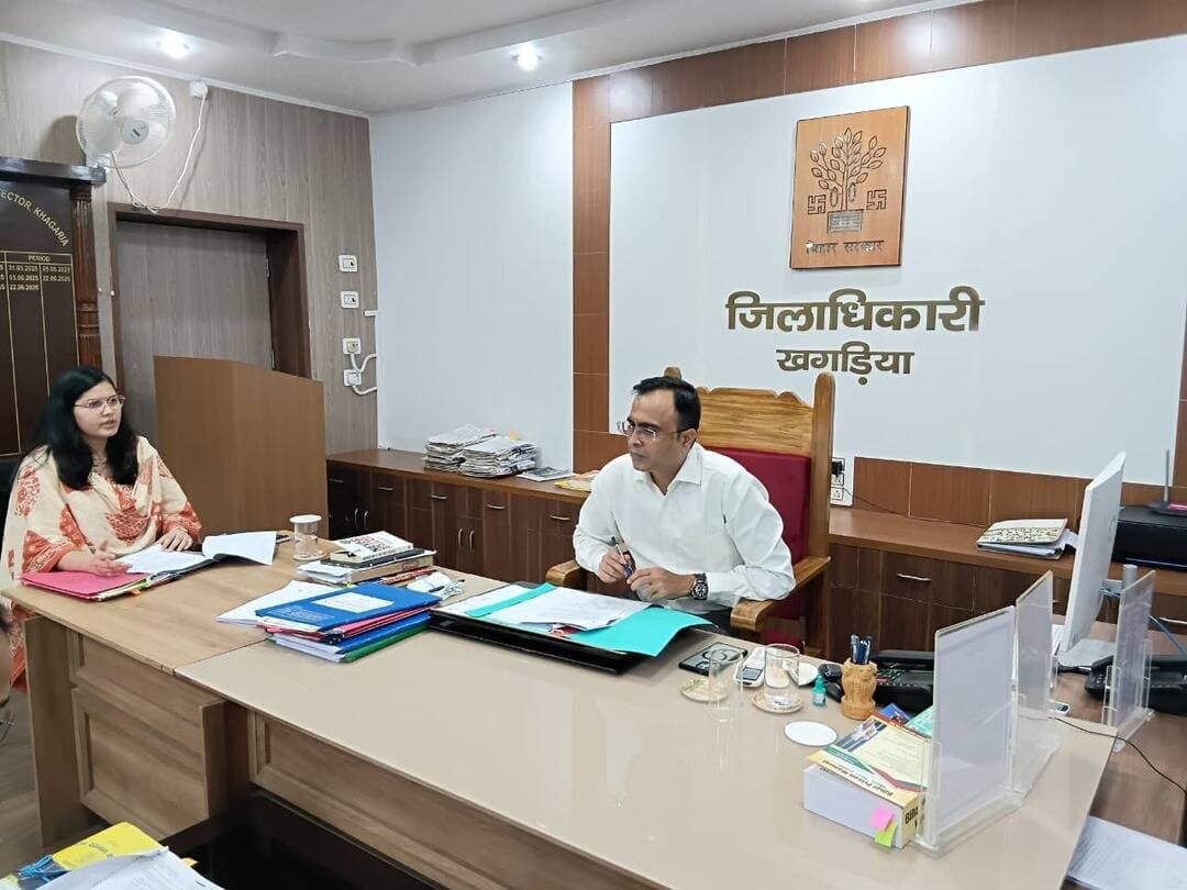 **समाहरणालय, खगड़िया**
**दिनांक: 10 अक्टूबर 2026**
### जन वितरण प्रणाली विक्रेताओं की नई अनुज्ञप्ति हेतु जिला स्तरीय चयन समिति की बैठक आयोजित
आज दिनांक 10 अक्टूबर 2026 को समाहरणालय, खगड़िया में जन वितरण प्रणाली विक्रेताओं की नई अनुज्ञप्ति हेतु प्रकाशित विज्ञापन के संबंध में जिला स्तरीय चयन समिति की बैठक जिलाधिकारी, खगड़िया श्री विक्रम विरकर की अध्यक्षता में आयोजित की गई।
बैठक में जन वितरण प्रणाली विक्रेताओं की नई अनुज्ञप्ति से संबंधित विज्ञापन के आलोक में चयन प्रक्रिया पर विचार-विमर्श किया गया। बैठक में उप विकास आयुक्त श्रीमती श्रेया श्री, जिला आपूर्ति पदाधिकारी, अनुमंडल पदाधिकारी, खगड़िया सदर एवं गोगरी तथा जिला आपूर्ति कार्यालय, खगड़िया के कर्मी उपस्थित रहे।
जिला स्तरीय चयन समिति द्वारा संबंधित विषय पर आवश्यक विचार-विमर्श किया गया तथा नियमानुसार चयन प्रक्रिया सुनिश्चित करने के संबंध में चर्चा की गई।