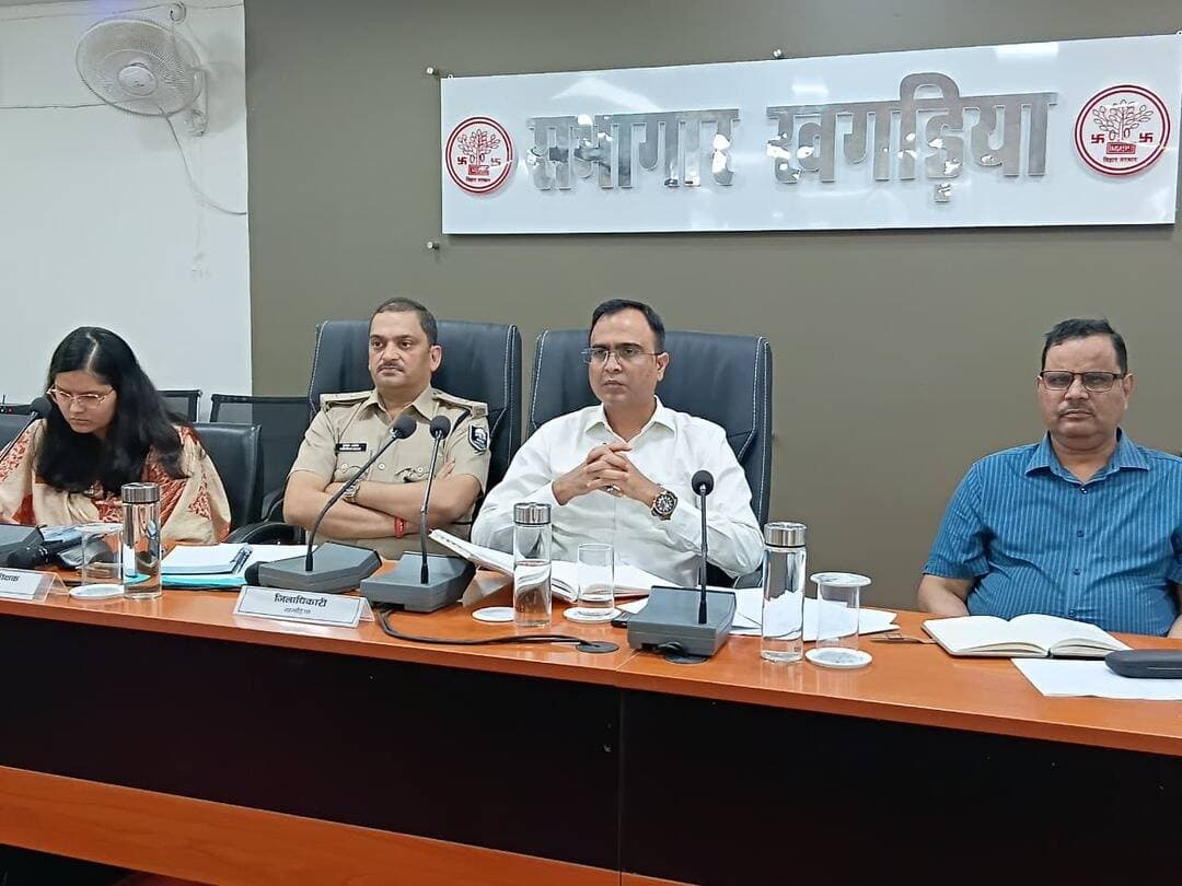 📢 दुर्गा पूजा एवं दशहरा पर्व को लेकर जिला प्रशासन खगड़िया अलर्ट!
दुर्गा पूजा एवं दशहरा पर्व को शांतिपूर्ण, सुरक्षित एवं सौहार्दपूर्ण वातावरण में संपन्न कराने हेतु जिलाधिकारी खगड़िया एवं पुलिस अधीक्षक के संयुक्तादेश में विधि-व्यवस्था संधारण, संवेदनशील स्थलों पर विशेष निगरानी, पर्याप्त दंडाधिकारी एवं पुलिस बल की प्रतिनियुक्ति तथा अफवाह फैलाने वाले असामाजिक तत्वों के विरुद्ध कार्रवाई के निर्देश दिए गए हैं।
आइए, आपसी सौहार्द एवं भाईचारे के साथ पर्व मनाएं और प्रशासन का सहयोग करें।
#Khagaria #DurgaPuja2026 #Dussehra2026 #जिला_प्रशासन_खगड़िया #शांतिपूर्ण_पर्व