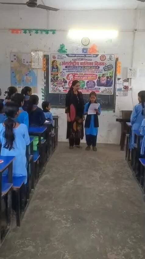 🌸 **अंतरराष्ट्रीय बालिका दिवस पर जिले के सभी प्रखंडों के मध्य एवं उच्च विद्यालयों में बालिकाओं से संवाद कार्यक्रम आयोजित।**
जिलाधिकारी, खगड़िया श्री विक्रम विरकर के निर्देशानुसार उप विकास आयुक्त श्रीमती श्रेया श्री के नेतृत्व में *बेटी बचाओ, बेटी पढ़ाओ योजना* के अंतर्गत जिले के सभी प्रखंडों के मध्य एवं उच्च विद्यालयों में बालिकाओं को शिक्षा, सुरक्षा, अधिकारों एवं सशक्तिकरण के प्रति जागरूक किया गया। जिला कार्यक्रम पदाधिकारी, समेकित बाल विकास सेवाएं श्रीमती अमृता रंजन, वन स्टॉप सेंटर की प्रभारी केंद्र प्रशासक श्रीमती अन्नू कुमारी सहित जिले की महिला पदाधिकारियों ने बालिकाओं से संवाद कर उन्हें आत्मविश्वास के साथ आगे बढ़ने के लिए प्रेरित किया। महिला हेल्पलाइन 181, आपातकालीन सहायता नंबर 112 एवं चाइल्ड हेल्पलाइन 1098 की जानकारी दी गई। विभिन्न प्रतियोगिताओं में उत्कृष्ट प्रदर्शन करने वाली बालिकाओं को सम्मानित भी किया गया।
✨ **सशक्त बालिका, सुरक्षित बालिका—सशक्त समाज की पहचान!**
#InternationalDayOfTheGirlChild #BetiBachaoBetiPadhao #Khagaria