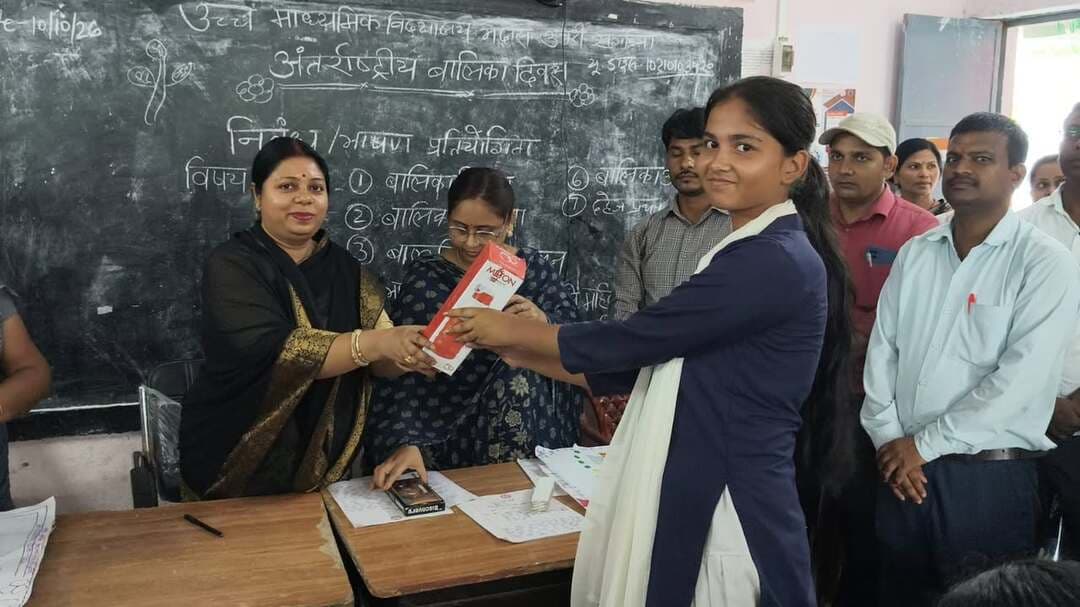 🌸 **अंतरराष्ट्रीय बालिका दिवस पर जिले के सभी प्रखंडों के मध्य एवं उच्च विद्यालयों में बालिकाओं से संवाद कार्यक्रम आयोजित।**
जिलाधिकारी, खगड़िया श्री विक्रम विरकर के निर्देशानुसार उप विकास आयुक्त श्रीमती श्रेया श्री के नेतृत्व में *बेटी बचाओ, बेटी पढ़ाओ योजना* के अंतर्गत जिले के सभी प्रखंडों के मध्य एवं उच्च विद्यालयों में बालिकाओं को शिक्षा, सुरक्षा, अधिकारों एवं सशक्तिकरण के प्रति जागरूक किया गया। जिला कार्यक्रम पदाधिकारी, समेकित बाल विकास सेवाएं श्रीमती अमृता रंजन, वन स्टॉप सेंटर की प्रभारी केंद्र प्रशासक श्रीमती अन्नू कुमारी सहित जिले की महिला पदाधिकारियों ने बालिकाओं से संवाद कर उन्हें आत्मविश्वास के साथ आगे बढ़ने के लिए प्रेरित किया। महिला हेल्पलाइन 181, आपातकालीन सहायता नंबर 112 एवं चाइल्ड हेल्पलाइन 1098 की जानकारी दी गई। विभिन्न प्रतियोगिताओं में उत्कृष्ट प्रदर्शन करने वाली बालिकाओं को सम्मानित भी किया गया।
✨ **सशक्त बालिका, सुरक्षित बालिका—सशक्त समाज की पहचान!**
#InternationalDayOfTheGirlChild #BetiBachaoBetiPadhao #Khagaria