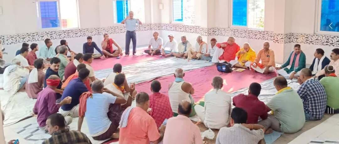 शुक्रवार दिनांक 09.10.2026 को सवर्ण बैठकी बेगूसराय के बेगूसराय प्रखंड स्थित बभनगामा (खम्हार के पड़ोसी गांव) में रतनमन दुग्ध उत्पादन सहयोग समिति लिमिटेड के सभागार में
मुकेश कुमार
श्री अशोक सिंह (बभनगामा निवासी) की अध्यक्षता में दसवां बैठक संपन्न हुआ। इस बैठकी के आयोजक श्री अनंत कुमार जी और संयोजक डॉ अर्जुन प्रसाद सिंह थे। इसमें कुल 54 हस्ताक्षरित व्यक्ति शामिल हुए। जिसमें अखिल भारतीय सवर्ण अधिकार मोर्चा के अध्यक्ष- श्री आलोक कुमार सिंह , उपाध्यक्ष- श्री अमित कुमार, कोषाध्यक्ष- श्री अनुराग कश्यप, मीडिया प्रभारी- श्री रमेश सिंह, बभनगामा के सरपंच सह दुग्ध समिति के उपाध्यक्ष - श्री सच्चिदानंद पाठक जी उपस्थित रहे। इसके अलावा नीतेश कुमार, संजीव कुमार शिक्षक, संतोष कुमार, अमरनाथ सिंह, अमन कुमार वैभव एवम् सम्मानित सवर्ण समाज के कई साथियों ने अपना - अपना विचार प्रस्तुत किये।
इसमें कुछ महत्वपूर्ण कुछ निम्न बिंदु हैं।
1. सांसद में 252 सवर्ण सांसद थे जब SC ST Act प्रस्तुत किया गया था। किसी ने प्रतिरोध नहीं किया और खासकर बेगूसराय के सांसद श्री गिरिराज सिंह टेबल थपथपा रहे थे।
2. चुनाव के समय सवर्ण विधायक श्री कुंदन सिंह, सवर्ण सांसद श्री गिरिराज सिंह आदि जब मिलें तो उनसे सवर्ण से संबंधित प्रश्न अवश्य करें।
3. बिहार में सवर्णों की संख्या 1,20,00,000 है और सबको एक मत होकर एक कॉमन अकाउंट खोला जाय। इस अकाउंट में मात्र एक रुपया प्रति व्यक्ति के हिसाब से प्रति माह दान देकर संचालित किया जाय। इस रकम का उपयोग गरीब लड़की की शादी, निःसहाय, विकलांग आदि में व्यय किया जाय।
4. सवर्ण सुरक्षा एक्ट बनाया जाय।
5. गांव में सभी सवर्णों को कम से कम प्रति माह एक बैठकी अवश्य किया जाय।
6. कम से कम प्रखंड स्तर पर प्रत्येक माह एक धरना प्रदर्शन कर अपने मांग को प्रदर्शित किया जाय।
7. SC ST Act आदि से ओबीसी समाज सबसे अधिक पीड़ित हैं। इसलिए उस समाज को भी आगे आना चाहिए और सरकार के नीति का विरोध करना चाहिए।
8. इस संस्था का अधिक से अधिक प्रचार - प्रसार किया जाय।
9. अंत में श्री आमोद कुमार जी उर्फ रामबाबू जी (जो इस दुग्ध समिति के सचिव भी हैं) , उन्हें सम्मानित किया गया और वहां का दायित्व दिया गया।
10. बैठकी समाप्त होने के पश्चात् स्वतंत्र पत्रकार, लेखक, यूट्यूबर और राजनीतिक विश्लेषक श्री अजीत भारती जी के आवास पर जाकर सबने एकता का परिचय दिया। मौके पर उपस्थित अजीत भारती जी के पिता जी से मुलाकात कर मोबाइल से श्री अजीत भारती जी बात की गई।