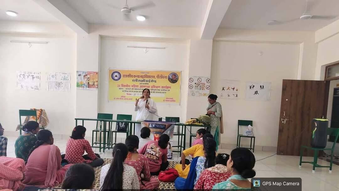 राजकीय कन्या महाविद्यालय में छह दिवसीय मानसिक सशक्तिकरण व आत्मरक्षा व्याख्यानमाला संपन्न, ब्रह्माकुमारीज की रानी दीदी ने सिखाए सकारात्मक सोच के गुर #Lalbahadurbhakhar #pilibanga #hanumangarhnews #BreakingNews
पीलीबंगा (हनुमानगढ़)।
स्थानीय राजकीय कन्या महाविद्यालय में छात्राओं को मानसिक रूप से सुदृढ़ और आत्मनिर्भर बनाने के उद्देश्य से आयोजित छह दिवसीय विशेष व्याख्यानमाला शनिवार को संपन्न हुई। 'रानी लक्ष्मीबाई आत्मरक्षा प्रशिक्षण' के तहत 5 अक्टूबर से 10 अक्टूबर तक चले इस विशेष बौद्धिक सत्र का आयोजन ब्रह्माकुमारीज आश्रम, पीलीबंगा के संयुक्त तत्वावधान में किया गया था।
व्याख्यानमाला का मुख्य ध्येय छात्राओं में मानसिक सुदृढ़ता विकसित करना, वैचारिक चिंतन को सकारात्मक दिशा देना, एकाग्रता बढ़ाना तथा विपरीत परिस्थितियों में आत्मरक्षा हेतु मानसिक रूप से सक्षम बनाना रहा।
सकारात्मक चिंतन ही सबसे बड़ी आंतरिक शक्ति और वास्तविक आत्मरक्षा: रानी दीदी
समापन सत्र के दौरान प्रजापिता ब्रह्माकुमारी ईश्वरीय विश्वविद्यालय की मुख्य वक्ता रानी दीदी ने छात्राओं को संबोधित करते हुए मानसिक स्वास्थ्य, विचारों की शुद्धता और एकाग्रता संवर्धन के व्यावहारिक तौर-तरीकों पर विस्तार से प्रकाश डाला।
छात्राओं का मार्गदर्शन करते हुए उन्होंने प्रेरक संदेश दिया कि जीवन में परिस्थितियां कैसी भी हों, इंसान को हर परिस्थिति में अपनी सोच सकारात्मक बनाए रखनी चाहिए। उन्होंने रेखांकित किया कि सकारात्मक वैचारिक चिंतन ही व्यक्ति की सबसे बड़ी आंतरिक पूंजी और वास्तविक आत्मरक्षा का आधार है।
छात्राओं के आत्मविश्वास निर्माण में मील का पत्थर साबित होगा प्रशिक्षण: समेस्ता देहडू
सत्र के समापन अवसर पर राजकीय कन्या महाविद्यालय की प्रभारी अधिकारी समेस्ता देहडू ने ब्रह्माकुमारीज ईश्वरीय विश्वविद्यालय का आभार प्रकट किया। उन्होंने कहा कि छात्राओं के मानसिक, बौद्धिक व सर्वांगीण विकास के लिए यह ज्ञानवर्धक सत्र अत्यंत उपयोगी साबित हुआ है। यह प्रशिक्षण बालिकाओं के भीतर आत्मविश्वास का संचार करने और उन्हें मानसिक तौर पर सशक्त बनाने में मील का पत्थर साबित होगा।
कार्यक्रम के दौरान महाविद्यालय का समस्त शैक्षणिक व अशैक्षणिक स्टाफ तथा बड़ी संख्या में छात्राएं उपस्थित रहीं।
