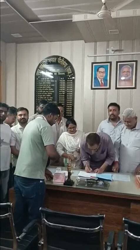 पीलीबंगा में 38 साल बाद खत्म हुआ इंतजार: महात्मा गांधी अंग्रेजी विद्यालय को मिला निशुल्क पट्टा, पालिका अध्यक्ष अरविंद जोशी ने सौंपा दस्तावेज
#lalbhadurbhakhar #लालबहादुर_भाखर #pilibanga #hanumangarh