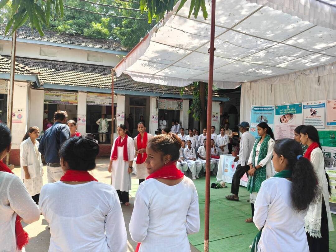 मनकक्ष केंद्र एवं आशाग्राम ट्रस्ट के नर्सिंग विद्यार्थियों ने दी नाट्य प्रस्तुति
बड़वानी 10 अक्टूबर 2026/मन को साधना ही एक आराधना है हमारी परंपराएं एवं प्राचीन जीवन शैलियां कुछ इस तरह से संयुक्त परिवार के सामाजिक ताने-बाने में गुथी हुई थी कि परिवार के किसी भी सदस्य को शारीरिक या मानसिक पीड़ा का एहसास होने मात्र पर ही परिवार का कोई ना कोई सदस्य उस पर संज्ञान लेकर तुरंत उपचार करवा कर उसे निरोगी बनाने में योगदान देता था। आज का दौर एकल परिवार के साथ-साथ अस्त-वस्त जीवन शैली का है जिसमें अब परिवार के गिने चुने लोग ही रहते हैं और उनमें भी आपस में बातचीत का अभाव हो गया है। इन सभी का स्थान मोबाइल ने ले लिया है जो सुविधा से ज्यादा दुविधा खड़ी कर रहा है तथा मानसिक अवसाद को बढ़ा रहा है। उक्त बातें विश्व मासिक स्वास्थ्य दिवस के अवसर पर जिला चिकित्सालय के मनकक्ष केंद्र द्वारा चिकित्सालय परिसर में आयोजित कार्यक्रम के दौरान मनोरोग विशेषज्ञ डॉ राहुल पाटीदार ने कहीं। सिविल सर्जन डॉ मनोज खन्ना के मार्गदर्शन में तथा आशाग्राम ट्रस्ट के समन्वय से आयोजित कार्यक्रम में आशा इंस्टीट्यूट आफ नर्सिंग के विद्यार्थियों ने पहला सुख निरोगी काया नाटक की सुंदर प्रस्तुति दी। नाटक का संयोजन आशा नर्सिंग इंस्टिट्यूट के प्रभारी डॉ संजय राठौर, एवं वाइस प्रिंसिपल ज्योति यादव के द्वारा किया गया। इस कार्य में प्राचार्य श्रीमती पल्लवी यादव, श्रुति चौहान, सोनिया पिपलिया, टीना चोंगड़ श्री रमेश यादव का सराहनीय सहयोग प्राप्त हुआ।