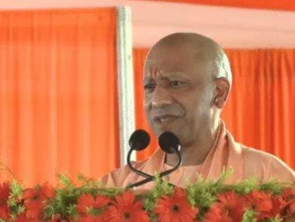 योगी ने अयोध्या से लड़ने का अखिलेश का चैलेंज स्वीकारा: कहा- चेलों से क्या लड़ना, आप भी लड़िए, हम भी लड़ते हैं, आमने-सामने हो मुकाबला
योगी ने अखिलेश यादव की अयोध्या से चुनाव लड़ने की चुनौती स्वीकार कर ली है। बलरामपुर में शनिवार को योगी ने कहा- अरे अखिलेश जी, अयोध्या से आप भी लड़िए, हम भी लड़ते हैं। आप भी नामांकन करिए, मैं भी करता हूं। चलिए, एक बार किस्मत आजमा लेते हैं। लड़ाई चेलों से क्यों, आमने-सामने होनी चाहिए। एक बार आमना-सामना हो ही जाए।
योगी ने कहा-
" सपा के बबुआ अभी से बौखला गए हैं। ये माफिया के सामने नाक रगड़ने वाले, उनकी कब्र पर फातिहा पढ़ने वाले लोग हैं। ये हमसे क्या लड़ेंगे, इनकी हिम्मत नहीं है। जनता पहले भी इनकी छुट्टी कर चुकी है। खिसियानी बिल्ली खंभा नोचे जैसी स्थिति इन लोगों की हो चुकी है।
योगी ने कहा- अयोध्या हमारा पावन धाम है। मैं इसलिए बार-बार अयोध्या जाता हूं, जिससे वहां के विकास में कोई कोताही न हो। यूपी की पहचान पर किसी प्रकार का कलंक न लगे। अयोध्या हमारी आस्था की स्थली है। चुनाव लड़ने के लिए नहीं, वहां के विकास के लिए हम जाते हैं।
दरअसल, अखिलेश ने गुरुवार को सीएम योगी को चुनौती दी थी। कहा था- बड़े-बड़े दावे करने वाले मुख्यमंत्री अगर इतने ही आश्वस्त हैं, तो खुद अयोध्या से चुनाव लड़कर दिखाएं। इस बार अयोध्या ही नहीं, पूरे देश की जनता धर्म और धन चुराने वालों को बख्शेगी नहीं।