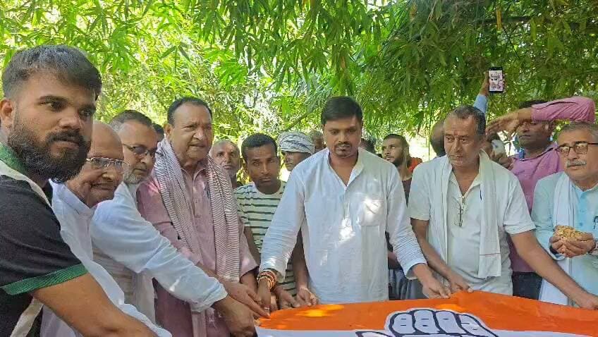 पूर्व विधायक रामप्रीत राय का निधन, राजनीतिक गलियारे में शोक की लहर
1972 और 1977 में कांग्रेस के टिकट पर अदापुर से बने विधायक, 10 अक्टूबर 2026 को ली अंतिम सांस
रक्सौल/अदापुर। पूर्वी चंपारण जिले के अदापुर विधानसभा क्षेत्र के पूर्व विधायक रामप्रीत राय का शनिवार, 10 अक्टूबर 2026 को निधन हो गया। उनके निधन की खबर से क्षेत्र में शोक की लहर है। स्थानीय लोग और उनके शुभचिंतक उन्हें अपने अभिभावक एवं मार्गदर्शक के रूप में याद कर रहे हैं। प्राप्त जानकारी के अनुसार, रामप्रीत राय बुखार से पीड़ित थे।
1972 में कांग्रेस के टिकट पर हासिल की थी जीत
रामप्रीत राय का नाम अदापुर विधानसभा क्षेत्र के राजनीतिक इतिहास में दर्ज है। उपलब्ध चुनावी आंकड़ों के अनुसार, उन्होंने वर्ष 1972 के बिहार विधानसभा चुनाव में भारतीय राष्ट्रीय कांग्रेस (INC) के टिकट पर चुनाव लड़ा था। इस चुनाव में उन्हें 25,931 वोट मिले थे और उन्होंने जीत हासिल कर विधायक पद प्राप्त किया था।
1977 में भी दर्ज की जीत
रामप्रीत राय ने वर्ष 1977 के बिहार विधानसभा चुनाव में भी कांग्रेस के टिकट पर अदापुर से चुनाव लड़ा था। उपलब्ध जानकारी के मुताबिक, इस चुनाव में उन्हें 14,784 वोट मिले और उन्होंने जीत हासिल की। लगातार दो विधानसभा चुनावों में जीत के साथ उन्होंने क्षेत्र की राजनीति में अपनी पहचान बनाई।
परिसीमन के बाद समाप्त हो गया अदापुर विधानसभा क्षेत्र
पूर्वी चंपारण जिले का अदापुर विधानसभा क्षेत्र परिसीमन के बाद वर्ष 2010 के विधानसभा चुनाव से पहले समाप्त हो गया। इसके बाद नरकटिया विधानसभा क्षेत्र अस्तित्व में आया। इस बदलाव के साथ क्षेत्र की चुनावी सीमाओं और राजनीतिक समीकरणों में भी परिवर्तन हुआ।
अभिभावक और मार्गदर्शक के रूप में रहेंगे याद
रामप्रीत राय के निधन से उनके करीबियों, शुभचिंतकों और क्षेत्र के लोगों में शोक है। लोग उन्हें एक वरिष्ठ राजनीतिक व्यक्तित्व के साथ-साथ अपने अभिभावक और मार्गदर्शक के रूप में याद कर रहे हैं। उनके निधन से क्षेत्र ने अपने एक पुराने राजनीतिक चेहरे को खो दिया है।
ईश्वर दिवंगत आत्मा को शांति प्रदान करें और शोकाकुल परिजनों को इस कठिन समय में धैर्य एवं संबल दें।
🙏💐 भावपूर्ण श्रद्धांजलि।🙏💐