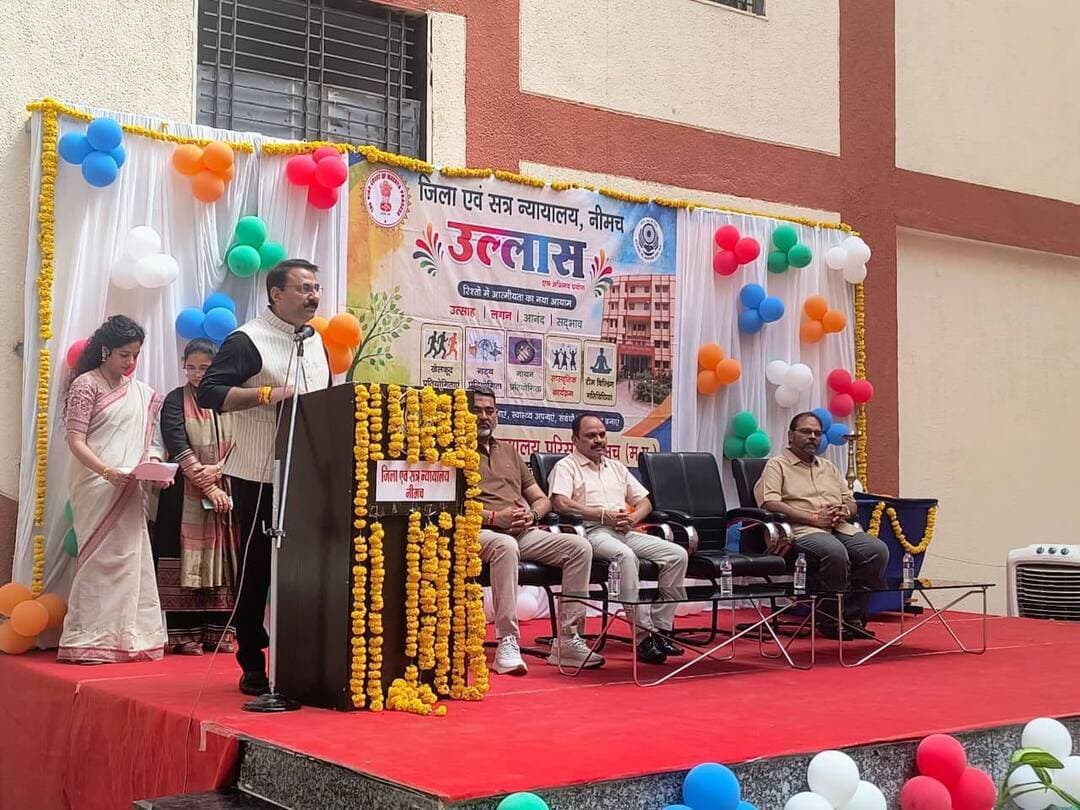 जिला न्यायालय नीमच में उल्लास कार्यक्रम संपन्न
न्यायिक अधिकारियों, कर्मचारियों, अधिवक्ताओं एवं परिवारजनों ने दी सांस्कृतिक प्रस्तुतियां
मध्यप्रदेश उच्च न्यायालय के एडवाइजरी फ्रेमवर्क के अंतर्गत शनिवार को नवीन जिला न्यायालय परिसर, नीमच में प्रधान जिला एवं सत्र न्यायाधीश श्री वीरेंद्र सिंह राजपूत की अध्यक्षता में उल्लास कार्यक्रम आयोजित किया गया। इसमें जिला मुख्यालय के साथ जावद एवं मनासा के न्यायिक परिवार के सदस्यों ने सहभागिता की।
कार्यक्रम का शुभारंभ प्रधान जिला एवं सत्र न्यायाधीश श्री वीरेंद्र सिंह राजपूत, प्रधान न्यायाधीश कुटुंब न्यायालय श्री विजय सिंह कावछा, विशेष न्यायाधीश (एट्रोसिटी एक्ट) श्री आलोक कुमार सक्सेना एवं जिला अभिभाषक संघ के अध्यक्ष श्री मनीष जोशी ने दीप प्रज्ज्वलित कर किया।
इस अवसर पर श्री राजपूत ने कहा कि कार्यक्रम का उद्देश्य न्यायिक अधिकारियों, कर्मचारियों, अधिवक्ताओं एवं उनके परिवारजनों के बीच आपसी सौहार्द, सहयोग और पारिवारिक सहभागिता को बढ़ावा देना है। साथ ही शारीरिक एवं मानसिक स्वास्थ्य तथा रचनात्मक गतिविधियों को प्रोत्साहित करना भी इसका उद्देश्य है।
कार्यक्रम में न्यायिक परिवार के सदस्यों ने भजन, गीत एवं कविताओं की प्रस्तुतियां दीं। बच्चों के लिए फैंसी ड्रेस प्रतियोगिता, नाटक एवं नृत्य सहित विभिन्न गतिविधियां आयोजित की गईं। प्रतियोगिताओं में उत्कृष्ट प्रदर्शन करने वाले प्रतिभागियों को ट्रॉफी एवं प्रमाण-पत्र प्रदान कर सम्मानित किया गया।
कार्यक्रम में जिला न्यायाधीश श्री जितेन्द्र कुमार बाजोलिया, श्रीमती रश्मि मिश्रा, श्री दिनेश कुमार प्रजापति, श्री जैनुल आबिदीन, श्री आशुतोष यादव, मुख्य न्यायिक मजिस्ट्रेट श्री रवि कुमार बौरासी, जिला विधिक सेवा प्राधिकरण की सचिव श्रीमती शोभना मीणा, न्यायिक मजिस्ट्रेट श्रीमती पूजा पाठक बौरासी, श्री विशाल खाड़े, श्रीमती अंकिता गुप्ता खाड़े, श्री भूपेन्द्र आर्य, श्री अमित नगायच, श्रीमती शुभा रिछारिया दीक्षित, सुश्री रूपल गुप्ता, सुश्री राजेश्वरी जर्मन, श्री विष्णु दुबे, श्री रौनक पाटीदार एवं सुश्री रिया मंधान्या सहित न्यायालयीन कर्मचारी, अधिवक्तागण एवं उनके परिवारजन उपस्थित रहे।
CM Madhya Pradesh
Jansampark Madhya Pradesh
#neemuch #नीमच