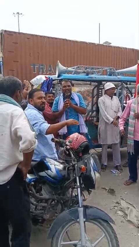 अररिया में ‘ज़िंदा लाश’ मार्च: SIR वापस लो, ज्ञानेश कुमार इस्तीफ़ा दो।
अररिया लोकतंत्र पर हमला नहीं सहेंगे!”, “वोट चोर, गद्दी छोड़!” के नारों के साथ आज अररिया में सैकड़ों छात्र-नौजवानों, किसानों, सामाजिक कार्यकर्ताओं और मजदूरों ने ‘ज़िंदा लाश’ मार्च निकाला। ‘यूथ की बात’ के बैनर तले आयोजित इस कार्यक्रम को जन जागरण शक्ति संगठन (JJSS) और वामपंथी पार्टी का समर्थन प्राप्त था।
SIR (विशेष गहन पुनरीक्षण) प्रक्रिया के विरोध में प्रदर्शनकारियों ने ज़िंदा लाश का रूप धारण किया। इसके ज़रिये उन्होंने जीवित नागरिकों को कागज़ों पर मृत घोषित किए जाने और योग्य मतदाताओं के नाम सूची से काटे जाने के ख़िलाफ़ विरोध दर्ज कराया।
मार्च ज़ीरो माइल से चाँदनी चौक होते हुए सुभाष चौक पहुँचा। इसके बाद कचहरी धरना स्थल पर सभा हुई। जनगीतों और नारों के बीच प्रदर्शनकारियों ने SIR वापस लेने, मुख्य चुनाव आयुक्त ज्ञानेश कुमार के इस्तीफ़े और मौजूदा सरकार के ख़िलाफ़ आवाज़ बुलंद की।
‘यूथ की बात’ की ओर से आयोजित सभा का नेतृत्व सब्यसाची सेन, नवाज़ हसन और सुनील कुमार ने किया। संचालन सुनील कुमार ने किया।
जन जागरण शक्ति संगठन के तरफ से मांडवी देवी ने कहा, “लोकतंत्र पर हमला नहीं सहेंगे! सरकार हमसे डरती है, इसलिए इतनी बड़ी संख्या में पुलिस तैनात करती है, ताकि अपने झूठ को छिपाकर रख सके।”
‘यूथ की बात’ की ओर से नवाज़ हसन ने कहा, “लोकतंत्र को राजतंत्र में ज़बरदस्ती बदलने की यह चाल चलेगी नहीं। जनता अब जाग उठी है।”
नगर परिषद के वार्ड संख्या 6 के प्रतिनिधि रंजीत पासवान और AIYF के बदूद ने भी सभा को संबोधित किया।
कार्यक्रम को सफल बनाने में रश्मि, मुस्कान, कल्पना, पवन, रघुनंदन, अंकित, प्रभात, चंद्रिका सिंह चौहान, सत्यभामा, साहेब और मंदवी देवी की अहम भूमिका रही।