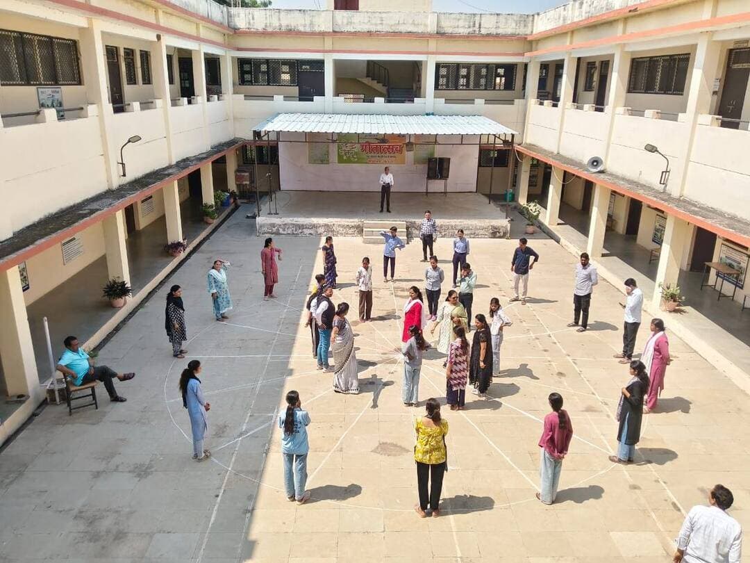 ह्यूमन रंगोली से छात्राओं ने दिया सेवा, एकता और समर्पण का संदेश
________________
सेवा संकल्प अभियान के तहत शासकीय कन्या महाविद्यालय में प्रतियोगिता आयोजित
________________
विकसित भारत 2047 के निर्माण में योगदान देने का दिलाया संकल्प
________________
खरगोन 10 अक्टूबर 2026। शासकीय कन्या महाविद्यालय, खरगोन में सेवा संकल्प अभियान के अंतर्गत ‘ह्यूमन रंगोली’ प्रतियोगिता आयोजित की गई। इसमें छात्राओं एवं महाविद्यालयीन स्टाफ ने सामूहिक सहभागिता के माध्यम से सेवा, एकता, समर्पण और सामाजिक उत्तरदायित्व का संदेश दिया।
प्रतिभागियों ने मानव आकृतियों एवं सामूहिक विन्यासों के माध्यम से सामाजिक सेवा और परस्पर सहयोग का महत्व प्रदर्शित किया। कार्यक्रम का उद्देश्य छात्राओं में सेवा भाव विकसित करने तथा राष्ट्र निर्माण में सक्रिय भागीदारी के लिए प्रेरित करना रहा।
महाविद्यालय के प्राचार्य डॉ. आर.के. यादव ने संकाय सदस्यों एवं छात्राओं को वर्ष 2047 तक भारत को विकसित राष्ट्र बनाने में हरसंभव योगदान देने का संकल्प दिलाया।
कार्यक्रम में ‘अखिल भारतीय शिक्षा समागम 2026’ की मुख्य थीम ‘एनईपी: शिक्षा से विकसित भारत’ के अंतर्गत निमाड़ी लोक संस्कृति एवं पारंपरिक लोकगीतों की प्रस्तुतियां भी दी गईं। इस अवसर पर डॉ. ममता गोयल, डॉ. मोनिका चौहान सहित महाविद्यालय का शैक्षणिक एवं अशैक्षणिक स्टाफ उपस्थित रहा।
#JansamparkMP #khargone #सेवा_संकल्प_अभियान