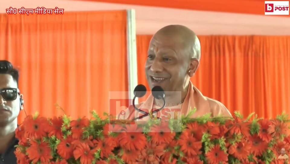बलरामपुर। उत्तर प्रदेश के मुख्यमंत्री योगी आदित्यनाथ ने बलरामपुर जनपद में आयोजित कार्यक्रम के दौरान खुले मंच से पूर्व मुख्यमंत्री एवं समाजवादी पार्टी के राष्ट्रीय अध्यक्ष अखिलेश यादव को संबोधित करते हुए कहा, “पूर्व मुख्यमंत्री अखिलेश जी, आइए, मैं आपको ऑफर करता हूं। श्री अयोध्या धाम में नामांकन करिए, मैं भी करता हूं।”