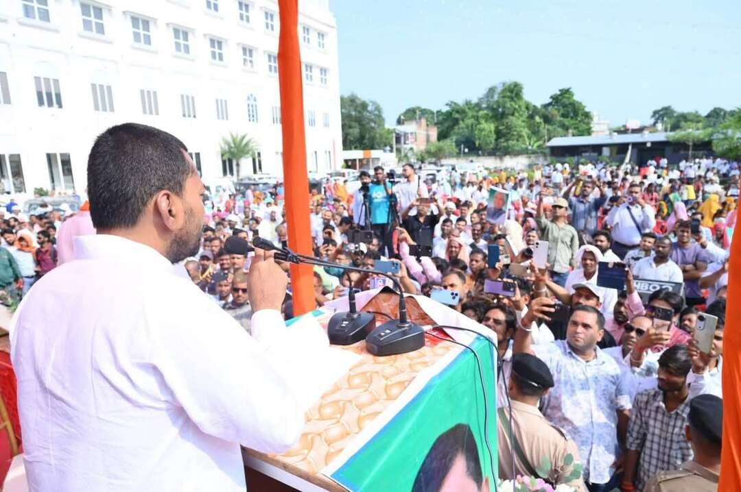 जद (यू) के कार्यकारी राष्ट्रीय अध्यक्ष श्री Sanjay Kumar Jha जी एवं पार्टी व बिहार के भविष्य, लोकप्रिय स्वास्थ्य मंत्री श्री Nishant जी की उपस्थिति में आज दरभंगा जिले के लहेरियासराय में दरभंगा शिक्षक निर्वाचन क्षेत्र से एनडीए समर्थित जद (यू) प्रत्याशी डॉ. घनश्याम राय जी तथा दरभंगा स्नातक निर्वाचन क्षेत्र से भाजपा प्रत्याशी श्री सर्वेश कुमार जी के समर्थन में आयोजित कार्यक्रम संपन्न हुआ।
कार्यक्रम के दौरान उपस्थित नेताओं ने दरभंगा शिक्षक एवं स्नातक निर्वाचन क्षेत्रों के मतदाताओं से शिक्षा के उन्नयन, शिक्षकों के हितों के संरक्षण तथा बिहार के समग्र विकास से जुड़े विषयों को ध्यान में रखते हुए अपने मताधिकार का प्रयोग करने की अपील की।
इस अवसर पर माननीय मंत्री श्री मदन सहनी जी एवं श्रीमती शीला कुमारी जी, भाजपा के प्रदेश अध्यक्ष श्री संजय सरावगी जी सहित जद (यू) एवं एनडीए के अनेक वरिष्ठ नेता, पदाधिकारी एवं कार्यकर्ता तथा बड़ी संख्या में सम्मानित शिक्षक एवं स्नातक मतदाता उपस्थित रहे।
#JDU #bihar #NitishKumar #NishantKumar #JanataDalUnited