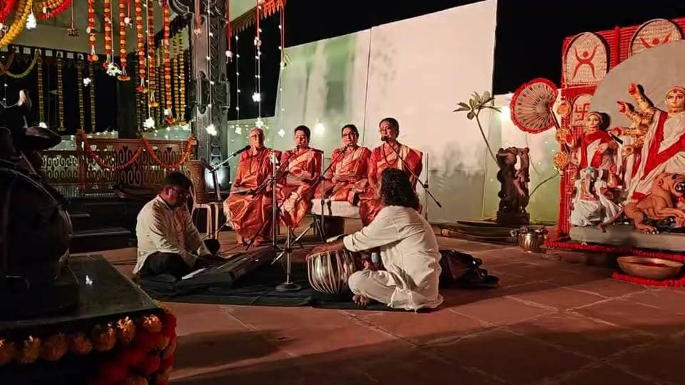 মহালয়ার প্রাক্কালে সবুজপত্র আবাসনে চণ্ডীপাঠের অংশের ব্যাখ্যা, মানুষের ভিড়ে উৎসবমুখর হয়ে উঠল অনুষ্ঠান প্রাঙ্গণ!
'প্রথা'