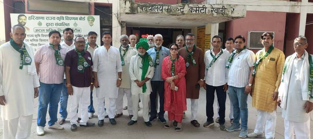 किसानों की समस्याओं को लेकर इंडियन नेशनल लोकदल प्रतिनिधिमंडल ने मार्केट कमेटी चेयरमैन से की मुलाकात
आज रेवाड़ी अनाज मंडी मे इंडियन नेशनल लोकदल के जिला अध्यक्ष डॉ. राजपाल यादव जी की अध्यक्षता में इनेलो प्रतिनिधिमंडल ने किसानों से मुलाकात करके मण्डी में आ रही विभिन्न समस्याओं का जायजा लिया। किसानों ने बताया कि वो रात 10 बजे से लाईन में लगकर अपनी फसल बेचने के लिए परेशान हो रहे है। किसानों ने यह भी बताया की पिछले साल की सरकार द्वारा दी गई भावांतर योजना का पैसा भी कई किसानों के बैंक खाते में नही आए हैं। इंडियन नेशनल लोकदल किसानों और आम जनता के हितों के लिए हमेशा आवाज उठाती रही है। किसानों को अपनी फसल बेचने में किसी प्रकार की परेशानी न हो तथा मंडी में आने वाले लोगों की समस्याओं का जल्द से जल्द समाधान हो, यही हमारी प्राथमिकता है।
इसके उपरांत इनेलो प्रतिनिधिमंडल ने मार्केट कमेटी के चेयरमैन श्री अनिल सैनी जी व सचिव नरेन्द्र यादव से मुलाकात कर किसानों को मंडी में आ रही विभिन्न समस्याओं से अवगत कराया व किसानों तथा मंडी में आने वाले लोगों को हो रही परेशानियों पर विस्तार से चर्चा करते हुए उनके शीघ्र समाधान की मांग की।
इस मौके पर प्रदेश लेबर सेल अध्यक्ष राजवीर चहल, प्रदेश कार्यकारिणी सदस्य संपत राम डहीनवाल, महिला जिला अध्यक्ष कमला शर्मा, हल्का अध्यक्ष सुमेर बणीपुर, हल्का अध्यक्ष वरुण गांधी, ललित टिकला, सुरेंद्र ढाकिया, कैप्टन विजय सिंह, कैप्टन रतन सिंह यादव (पूर्व सैनिक प्रकोष्ठ), सतीश सुरखपुर, सोनू सैनी रमेश यादव, मीर सिंह मोहमदपुर, विजय सिंह फौजी, जसबीर सिवाच, राजेन्द्र आसियाकी सहित अन्य कार्यकर्ता मौजूद रहे।