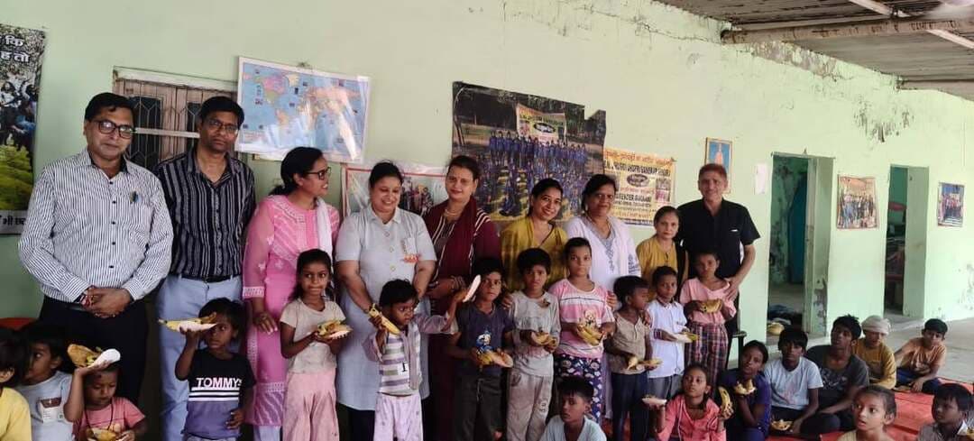 *अग्रवाल वैश्य समाज जिला रेवाड़ी की टीम ने अग्रसेन जयंती के उपलक्ष्य में एस एन झुग्गी झोपड़ी स्कूल सेक्टर-4 में बच्चों को स्नैक्स और फल वितरित किए*
अग्रवाल वैश्य समाज के जिला अध्यक्ष नवीन सिंघल और उनकी टीम ने महाराजा अग्रसेन जयंती के उपलक्ष्य में एस एन झुग्गी झोपड़ी स्कूल सेक्टर-4 में जाकर वहां पढने वाले बच्चों को स्नैक्स, फल और जलजीरा वितरित किये।
रेवाड़ी जिला अध्यक्ष नवीन सिंघल ने बताया महाराजा अग्रसेन जी ने हमेशा समाज के लोगों के लिए अच्छे कार्य किए है चाहे वो मंदिर बनवाना हो, धर्मशाला बनवानी हो जरूरतमंद की मदद करनी हो। अग्रवाल वैश्य समाज भी उन्हीं के पद चिन्हों पर चलते हुए समाज सेवा के कार्य करता रहता है। अग्रवाल वैश्य समाज के रेवाड़ी जिला अध्यक्ष नवीन सिंघल, रेवाड़ी विधानसभा अध्यक्ष केसरी नंदन अग्रवाल, रेवाड़ी जिला महिला अध्यक्ष सुनीता अग्रवाल, रेवाड़ी जिला महिला महासचिव यशोदा बंसल, रेवाड़ी विधानसभा महिला अध्यक्ष रेखा अग्रवाल, रेवाड़ी विधानसभा महिला महासचिव अंजू अग्रवाल, अमन अग्रवाल आदि सदस्यों ने एस एन झुग्गी झोपड़ी स्कूल सेक्टर-4 में जाकर वहां पढने वाले बच्चों को स्नैक्स, फल और जलजीरा वितरित किया। स्कूल के डायरेक्टर नरेंद्र गुगनानी अध्यापिका नीलम गुप्ता, मोहिनी तथा वंदना गुप्ता ने अग्रवाल वैश्य समाज की जिला टीम का स्वागत किया और बताया की यहां गरीब बच्चों को निशुल्क पढ़ाया जाता है जो बहुत की पुण्य का कार्य है। रेवाड़ी जिला अध्यक्ष नवीन सिंघल ने सभी वैश्य समाज के लोगों को महाराजा अग्रसेन जी के आदर्शों और विचारों को अपनाने तथा समाज सेवा के कार्य करने का आह्वान किया और सभी वैश्य समाज के लोगों को अग्रवाल वैश्य समाज से जुड़ने का आग्रह किया।
