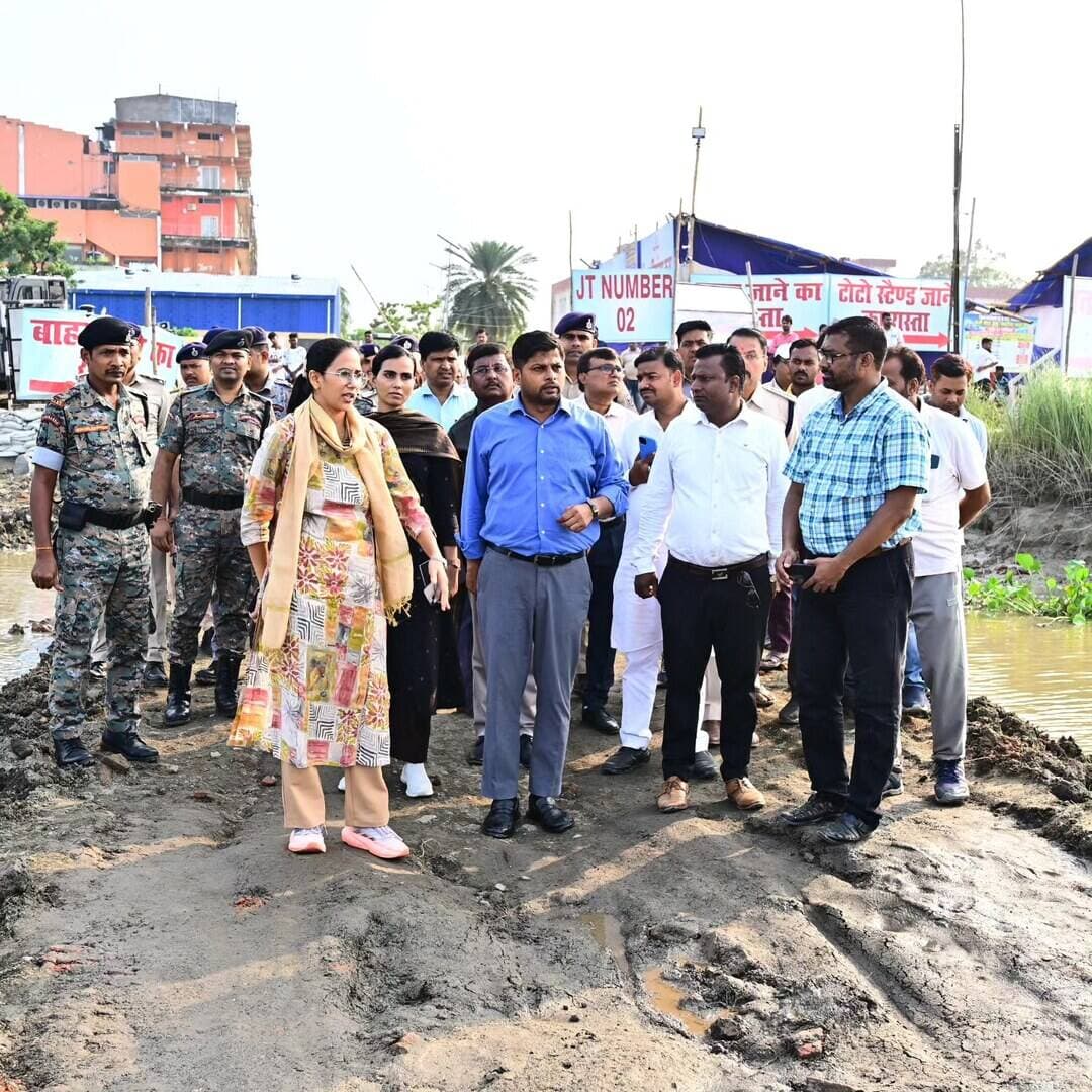 *गंगा नदी के कटाव प्रभावित क्षेत्र का जिला पदाधिकारी ने किया स्थल निरीक्षण*
दिनांक 10 अक्टूबर, 2026
भागलपुर जिलान्तर्गत खरीक प्रखंड के राघोपुर स्थित महादेवपुर घाट के समीप गंगा नदी के किनारे हुए कटाव की घटना के मद्देनजर आज जिला पदाधिकारी, भागलपुर द्वारा अन्य वरीय पदाधिकारियों के साथ घटनास्थल का निरीक्षण किया गया।
निरीक्षण के दौरान अनुमंडल पदाधिकारी, नौगछिया एवम संबंधित प्रशासनिक एवं पुलिस पदाधिकारियों सहित अन्य संबंधित अधिकारियों की उपस्थिति में कटाव प्रभावित क्षेत्र की स्थिति का जायजा लिया गया। इस दौरान घटनास्थल पर चल रहे कटाव निरोधी एवं बाढ़ संघर्षात्मक कार्यों की जानकारी ली गई तथा प्रभावित क्षेत्र की वर्तमान स्थिति का अवलोकन किया गया।
जिला पदाधिकारी ने संबंधित पदाधिकारियों से कटाव की स्थिति, प्रभावित परिवारों एवं चल रहे बचाव कार्यों के संबंध में जानकारी प्राप्त की। साथ ही, प्रभावित क्षेत्र में स्थिति पर सतत निगरानी रखने तथा आमजन की सुरक्षा को प्राथमिकता देते हुए आवश्यक कार्रवाई सुनिश्चित करने पर बल दिया गया।
जिला प्रशासन द्वारा संबंधित अधिकारियों के साथ समन्वय स्थापित कर स्थिति पर लगातार नजर रखी जा रही है।
जिला जनसंपर्क कार्यालय, भागलपुर